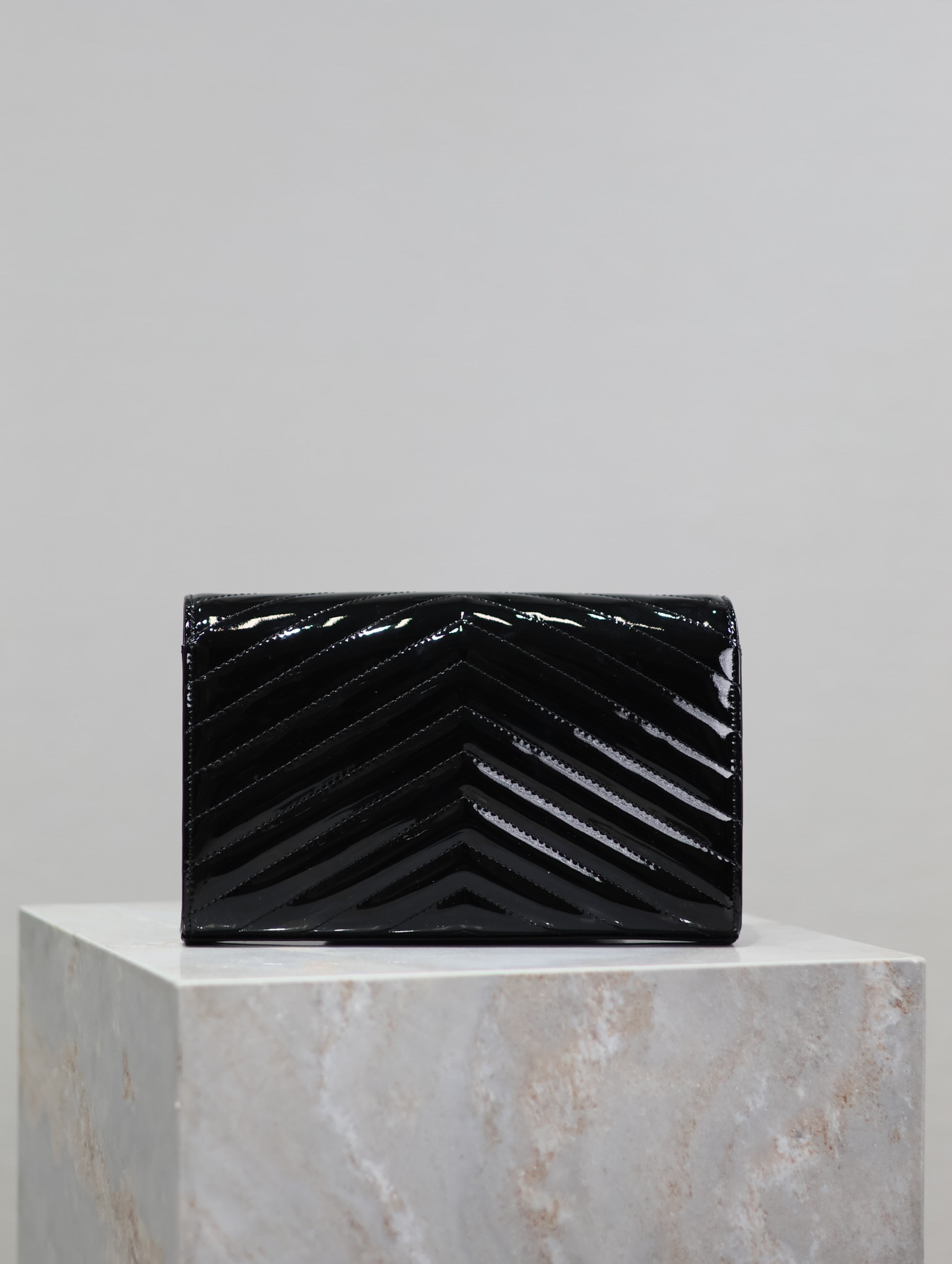 Y51 Cassandra Monogram Classic Chain Wallet in patent leather 22.5 x 14 x 4cm