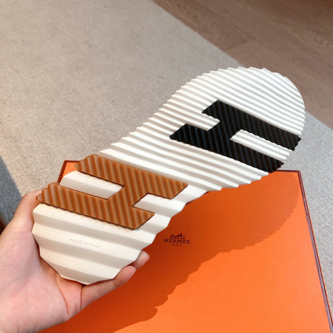 UA H**me5 Bouncing Sneaker