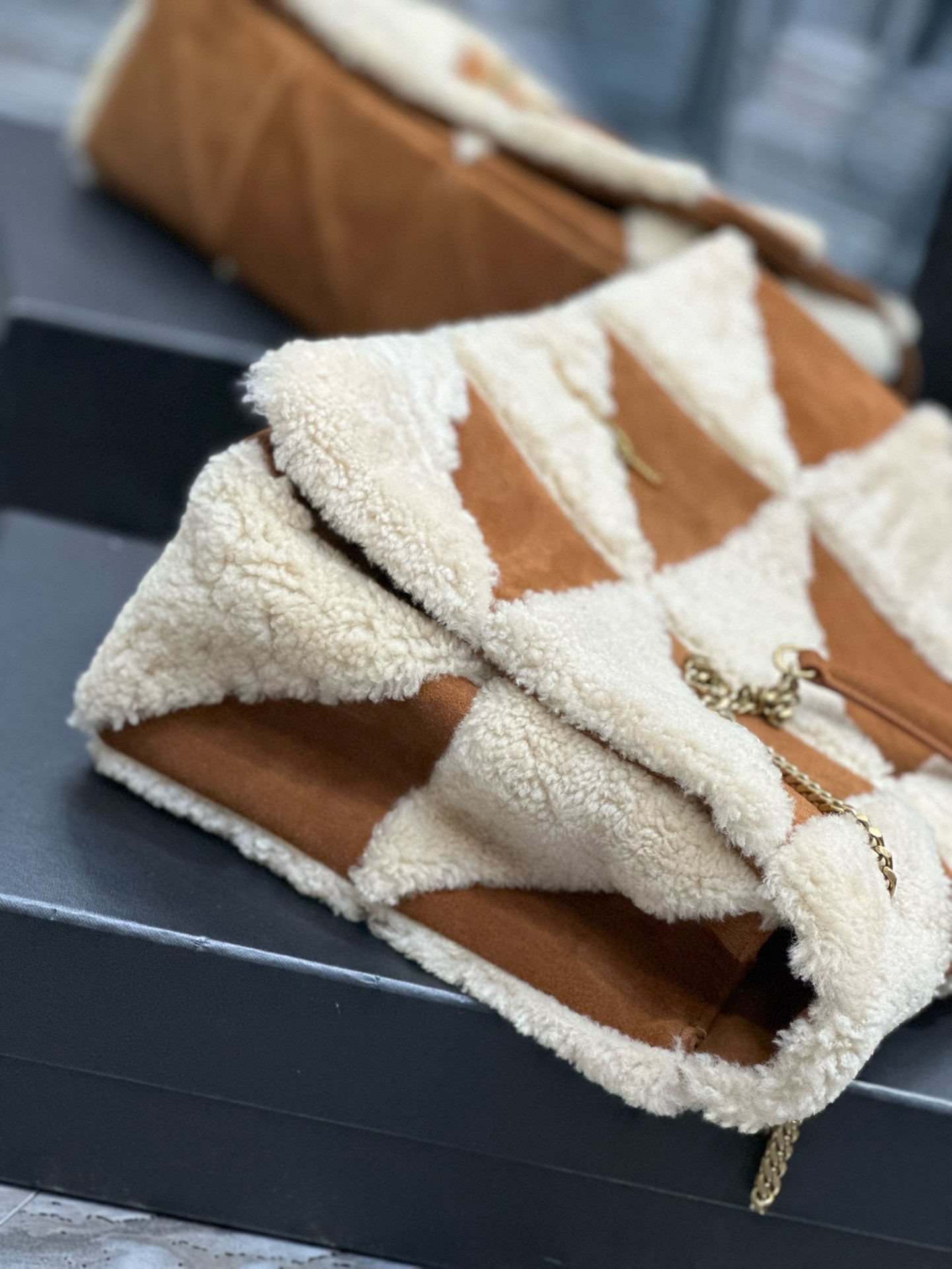 Y51 Jamie Large in Suede and Shearling 38×26×12cm