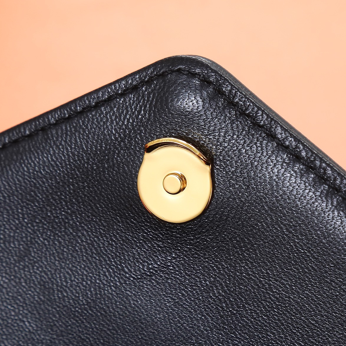 Y51 LOULOU small in MATELASSÉ lambskin 24x14x6cm