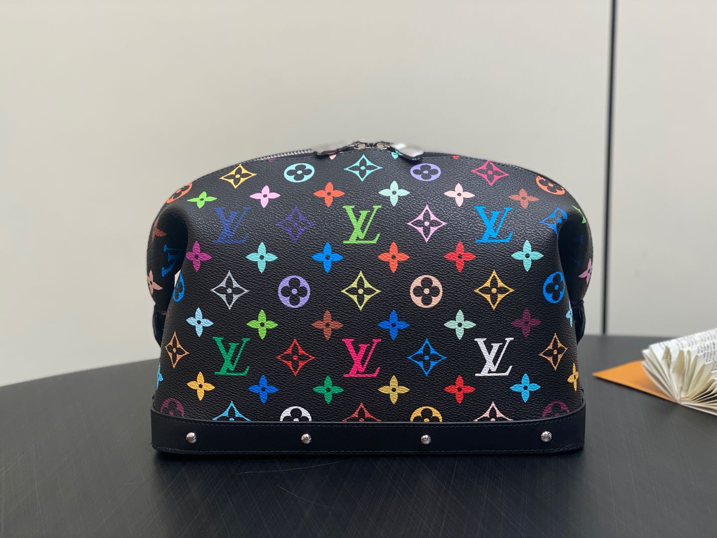LV POCHETTE COSMÉTIQUE M13743 BLACK 27x18x9cm