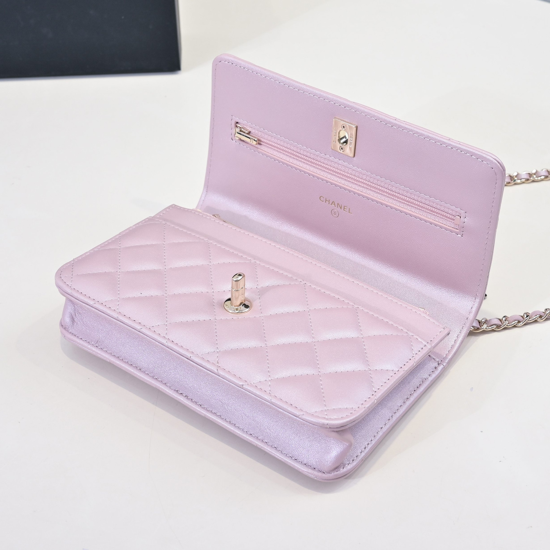 Ch**el SPRING-SUMMER 2025 PRE COLLECTION WALLET ON AP4537 19.5 × 13 × 3.5cm