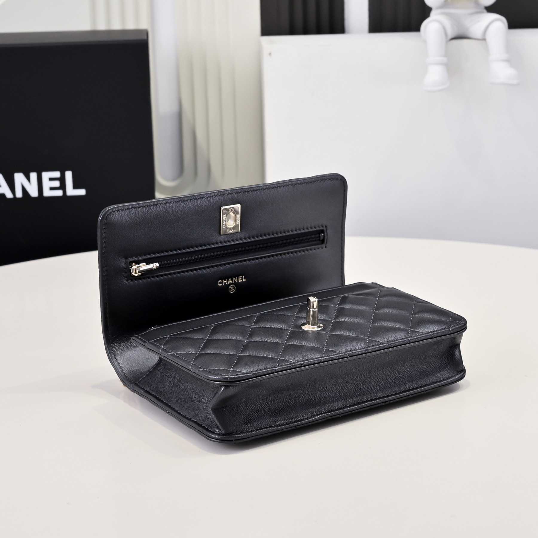 Ch**el SPRING-SUMMER 2025 PRE COLLECTION WALLET ON  BLACK AP4537 19.5 × 13 × 3.5 cm
