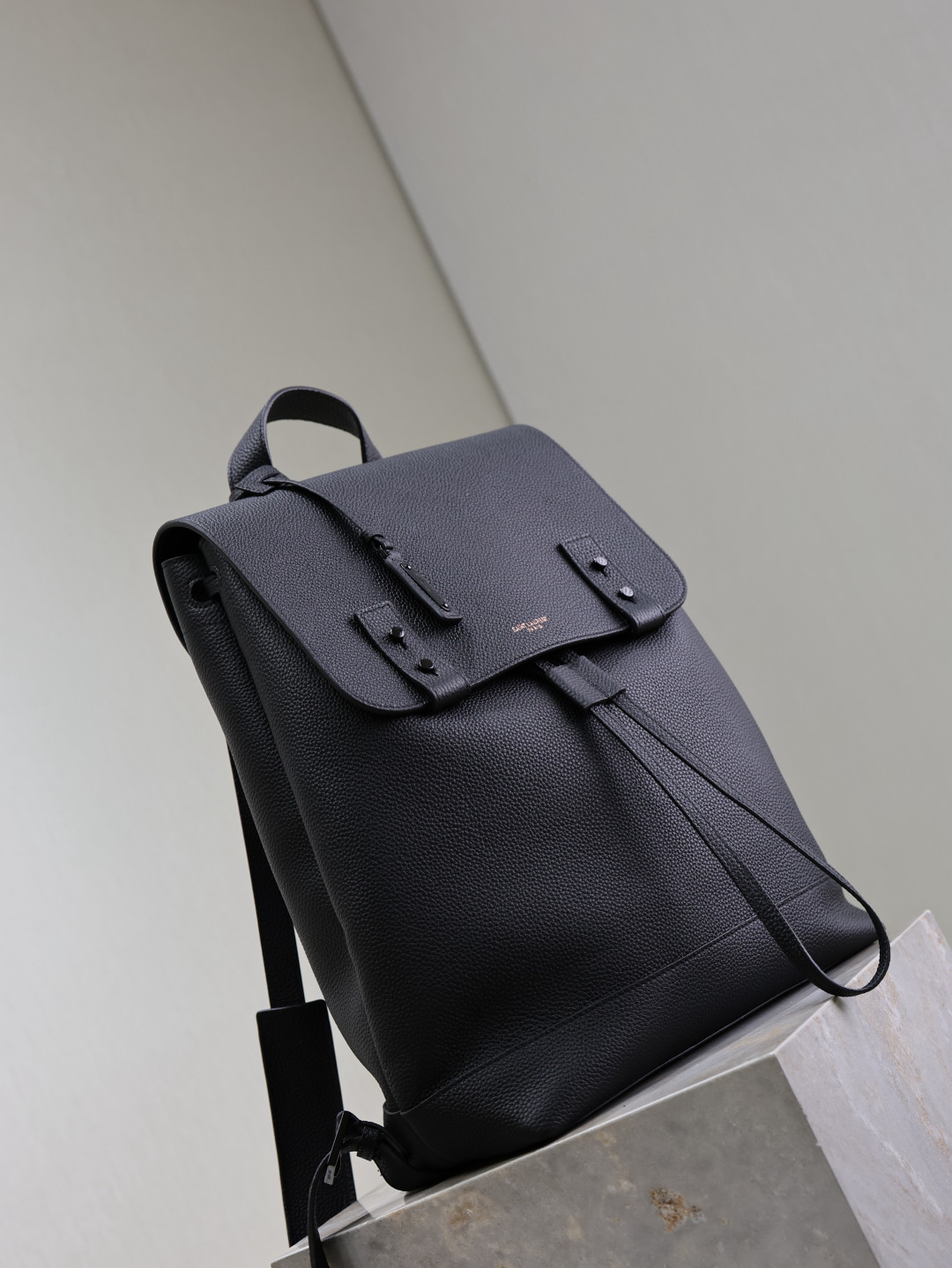 Y51 sac de jour backpack in grained leather 29 x 37.5 x 14 cm