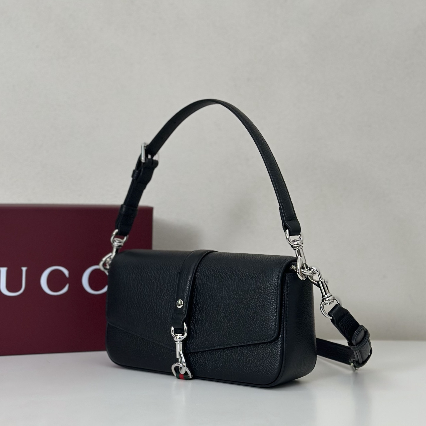 Gvc*1 Small crossbody bag with hook closure 23.5 x 12.5 x 6.5 cm