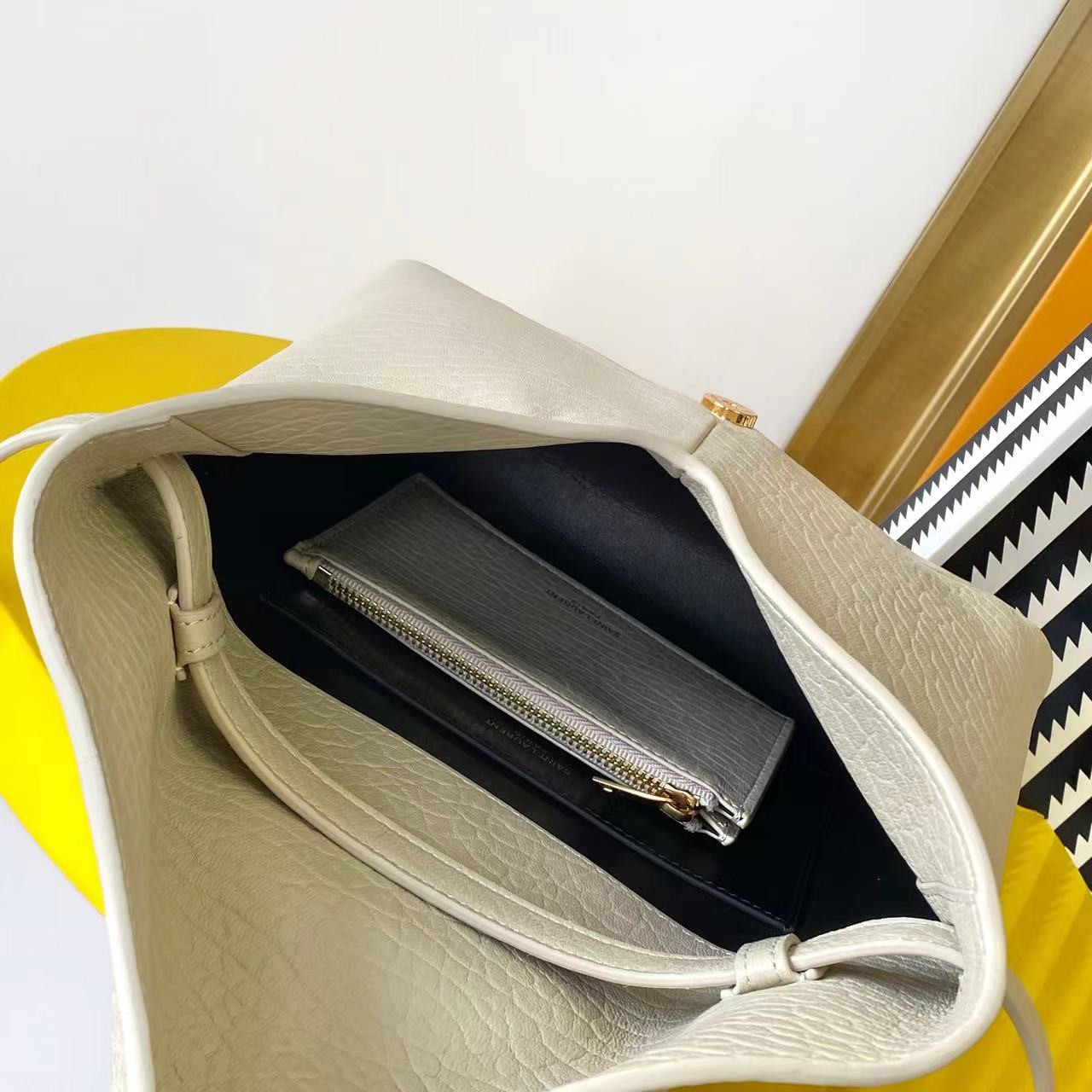 Y51 Cassandra envelope messenger in lambskin 23x16.5x6CM