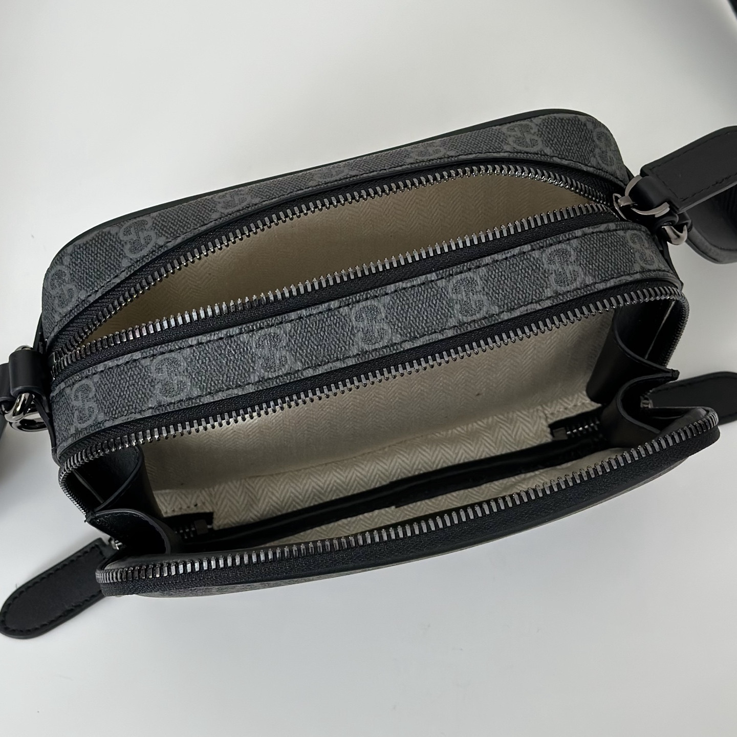 Gvc*1 GG Emblem mini crossbody bag 19x12.5x7cm