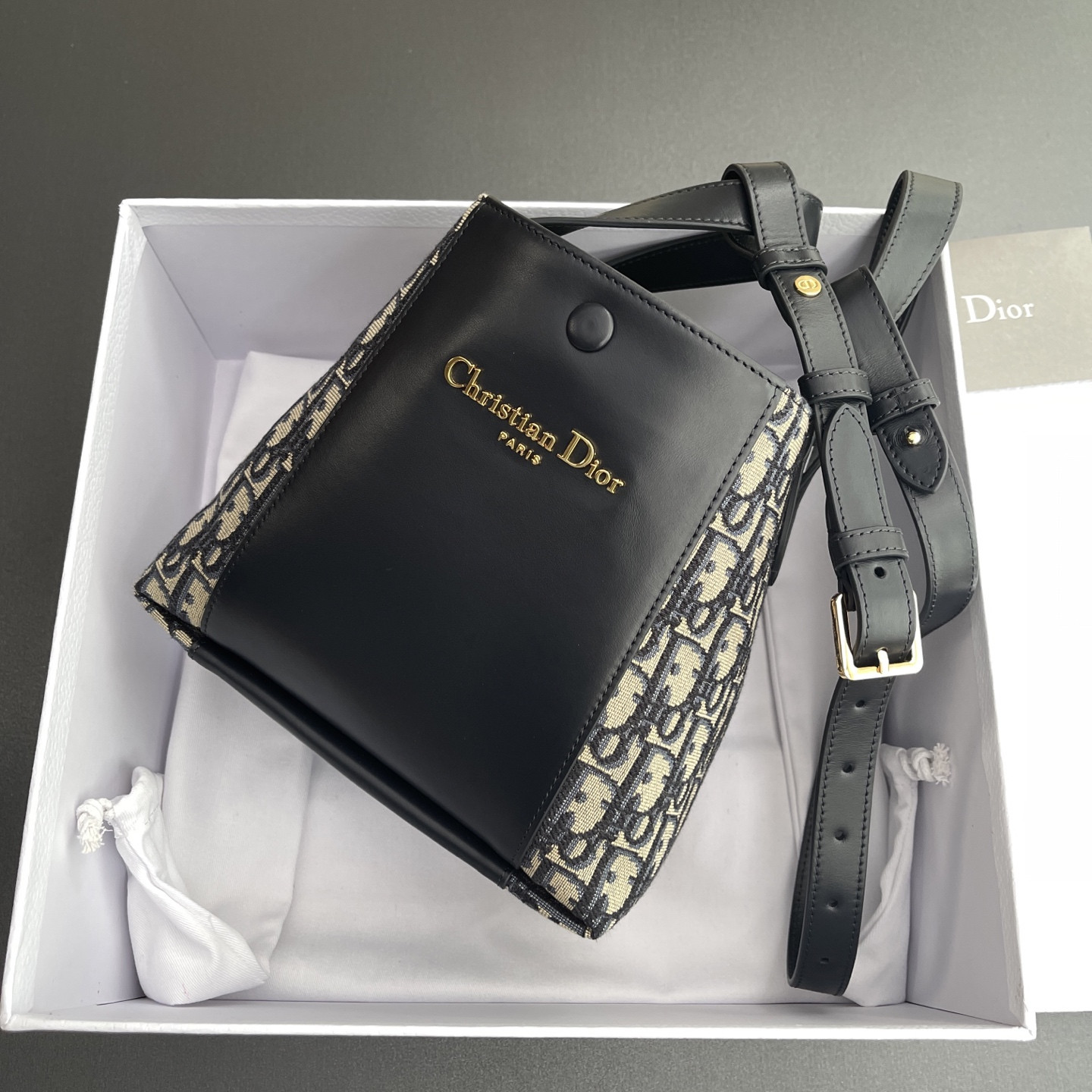 D10r Small Signature Bucket Bag 21x19x11cm