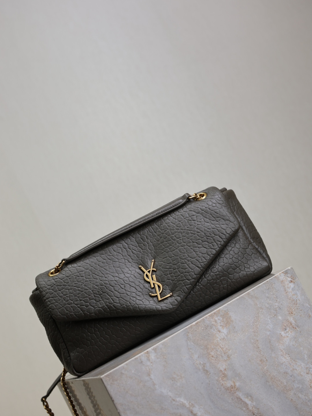 Y51 CALYPSO medium in grained lambskin 800916 30x15x7.5cm