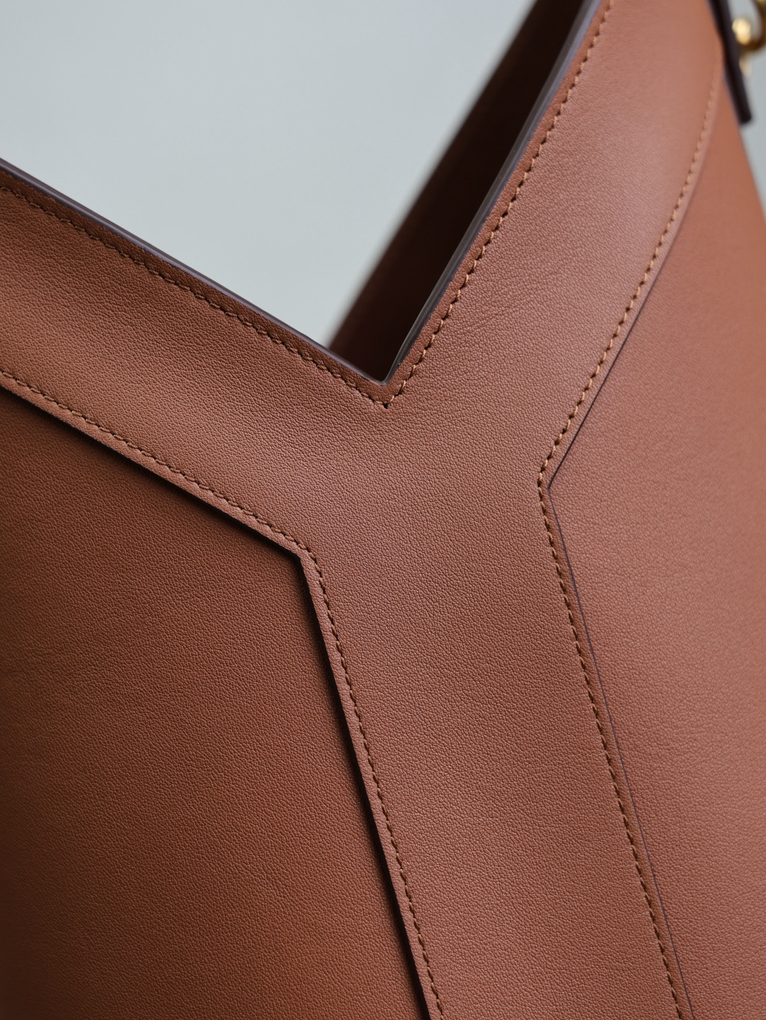 Y51 Y top-handle bucket in leather 25x22-34x3-15cm