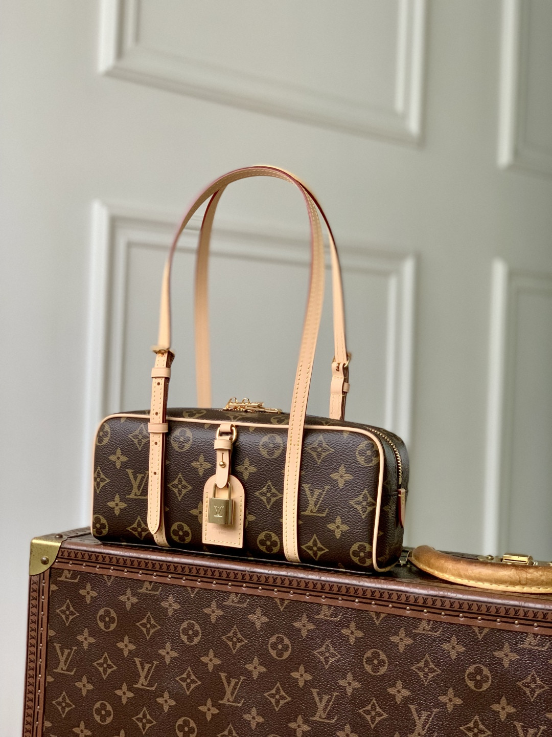 LV Hang On M47031 26x11.5x6.5cm