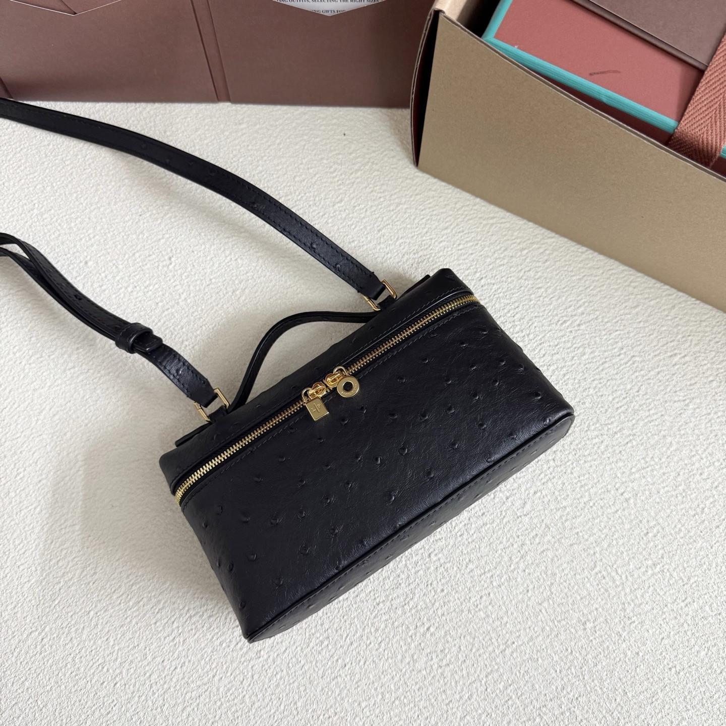 L0r0 P1ana Extra Pocket L19 Ostrich-grained Leather 11 x 19 x 6.5 cm