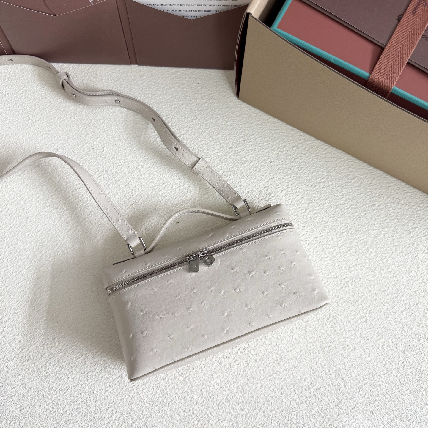 L0r0 P1ana Extra Pocket L19 Ostrich-grained Leather 11 x 19 x 6.5 cm