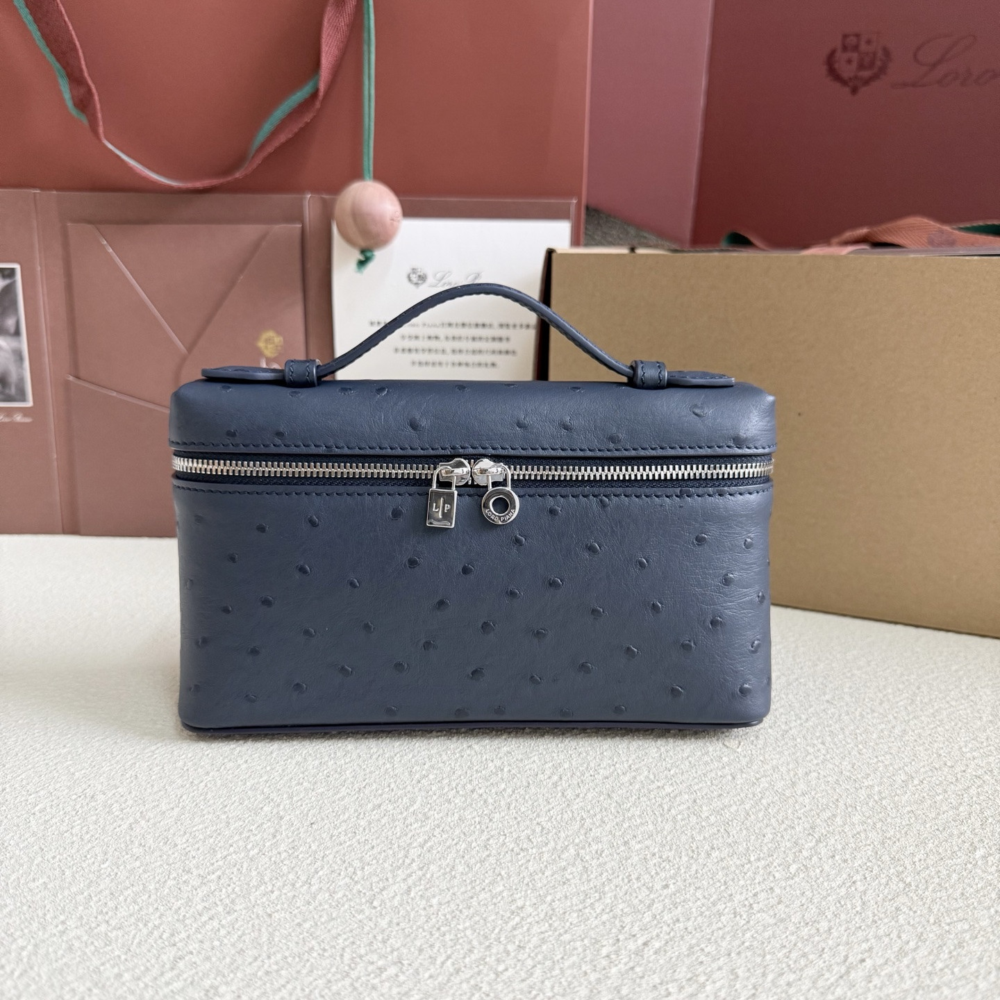 L0r0 P1ana Extra Pocket L19 Ostrich-grained Leather 11 x 19 x 6.5 cm
