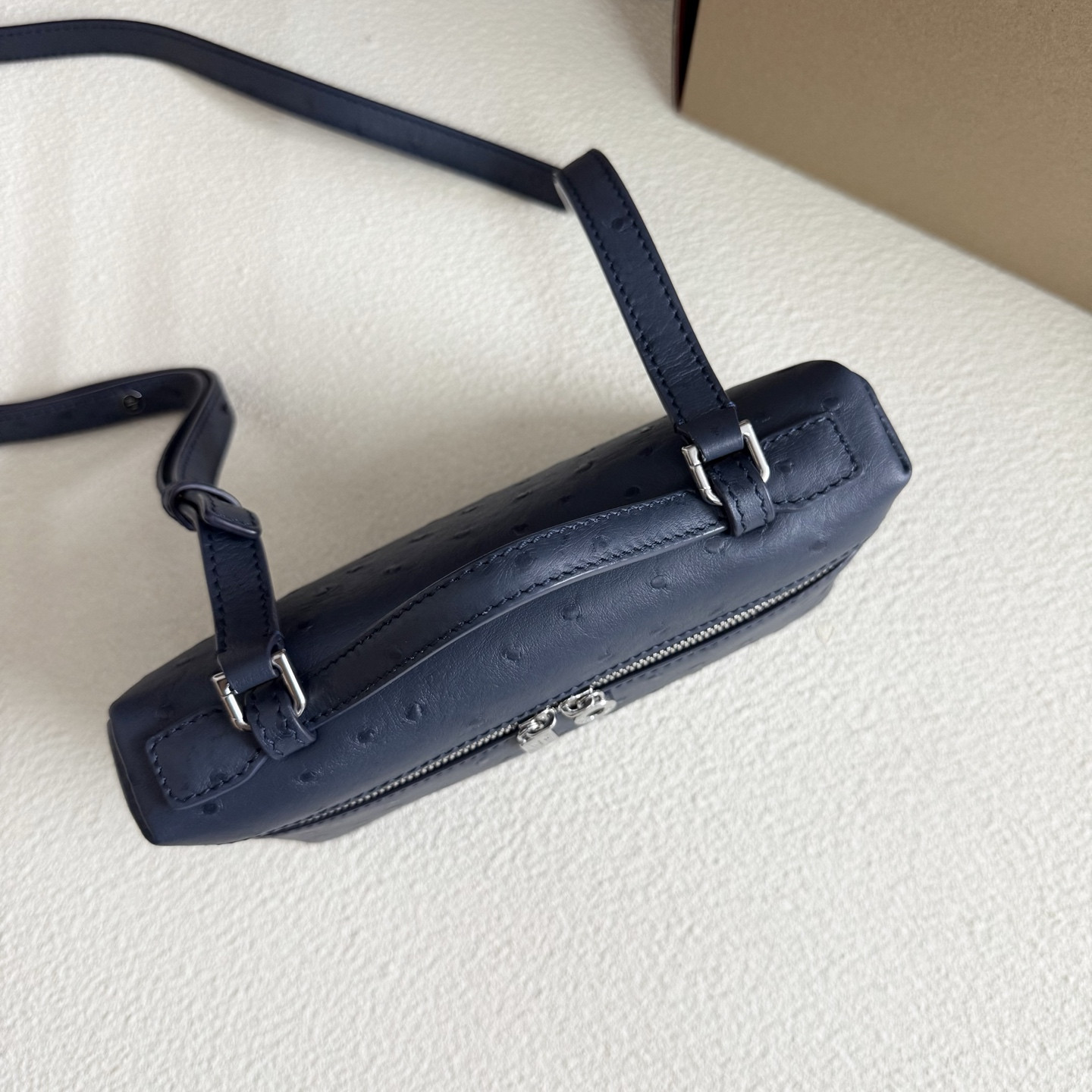 L0r0 P1ana Extra Pocket L19 Ostrich-grained Leather 11 x 19 x 6.5 cm