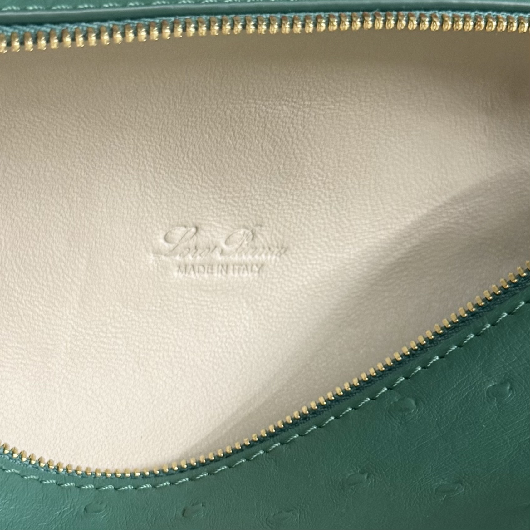 L0r0 P1ana Extra Pocket L19 Ostrich-grained Leather 11 x 19 x 6.5 cm