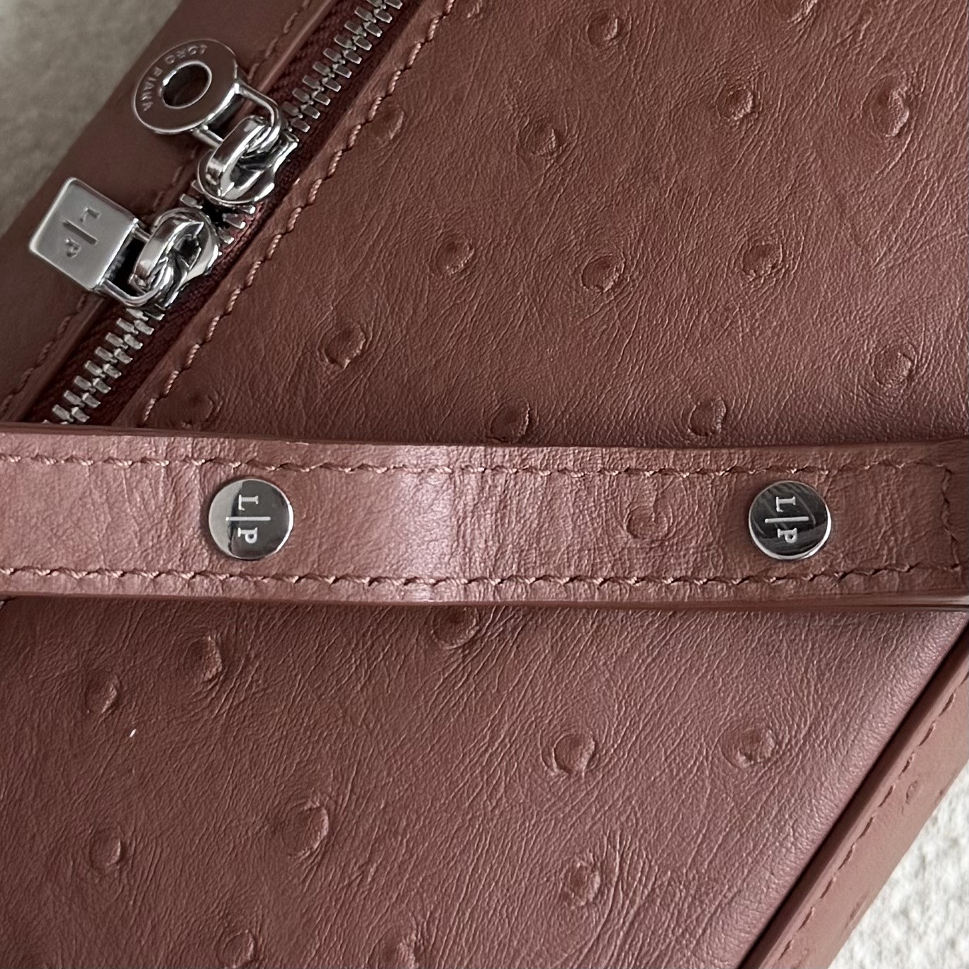 L0r0 P1ana Extra Pocket L19 Ostrich-grained Leather 11 x 19 x 6.5 cm
