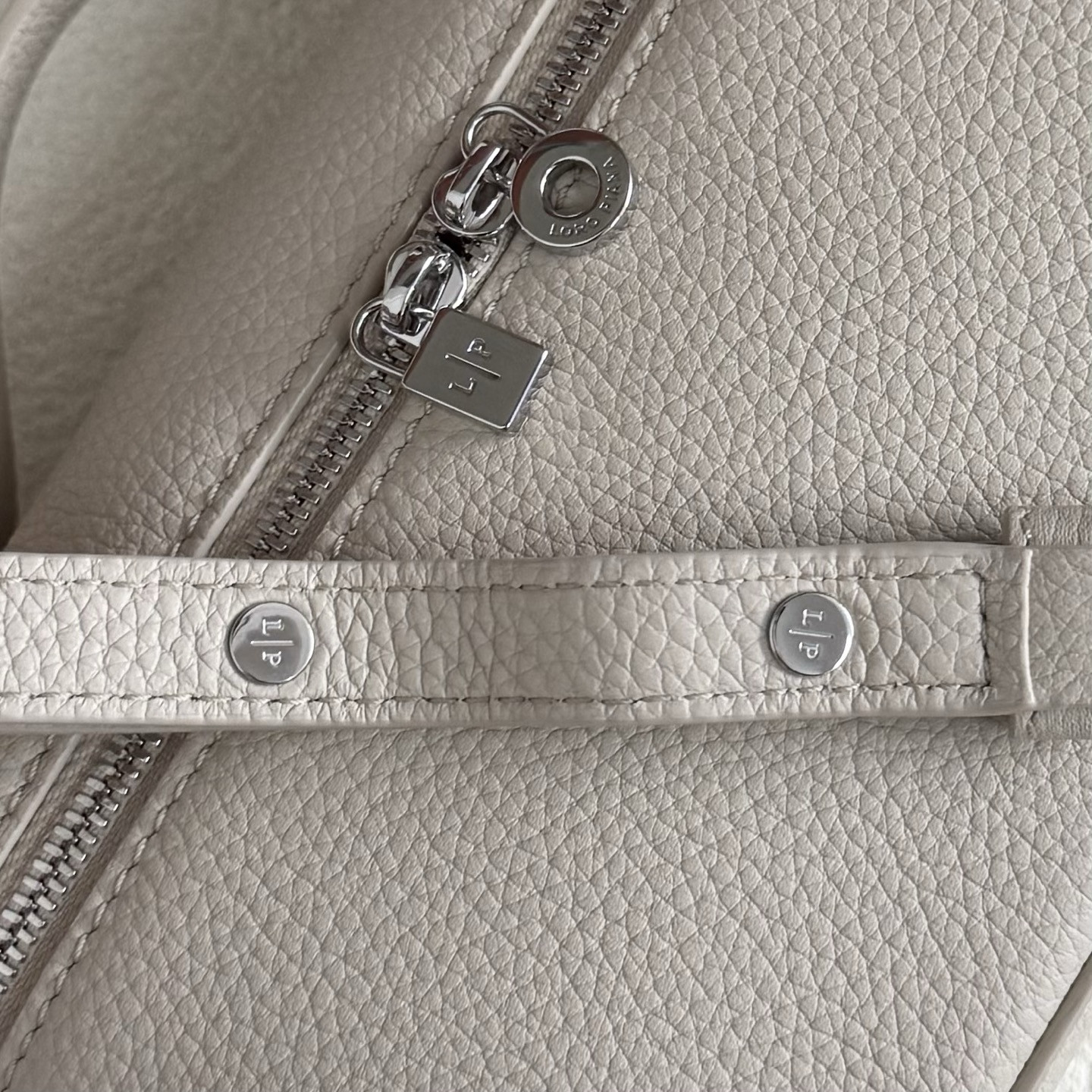 L0r0 P1ana Extra Pocket L19 Grained Calfskin 11 x 19 x 6.5 cm