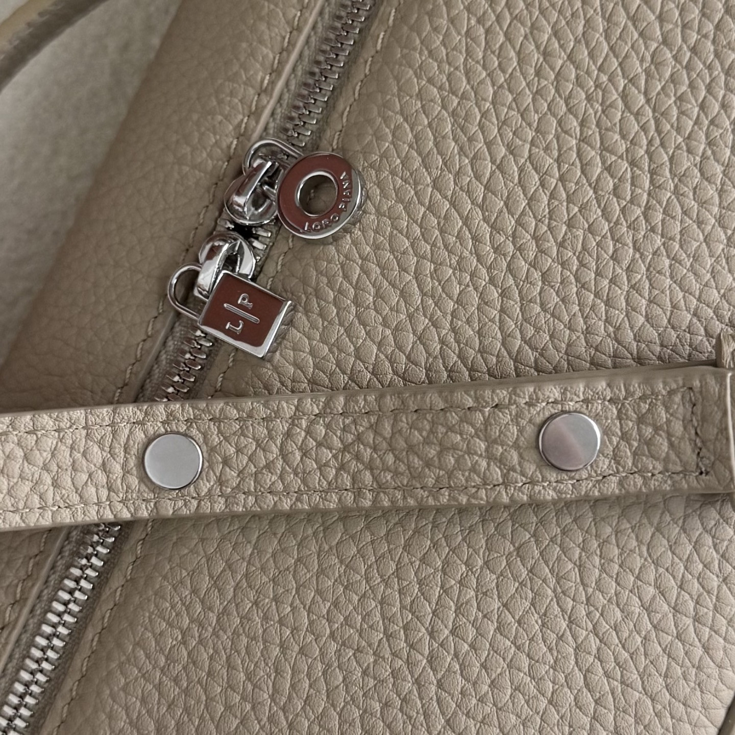 L0r0 P1ana Extra Pocket L19 Grained Calfskin 11 x 19 x 6.5 cm
