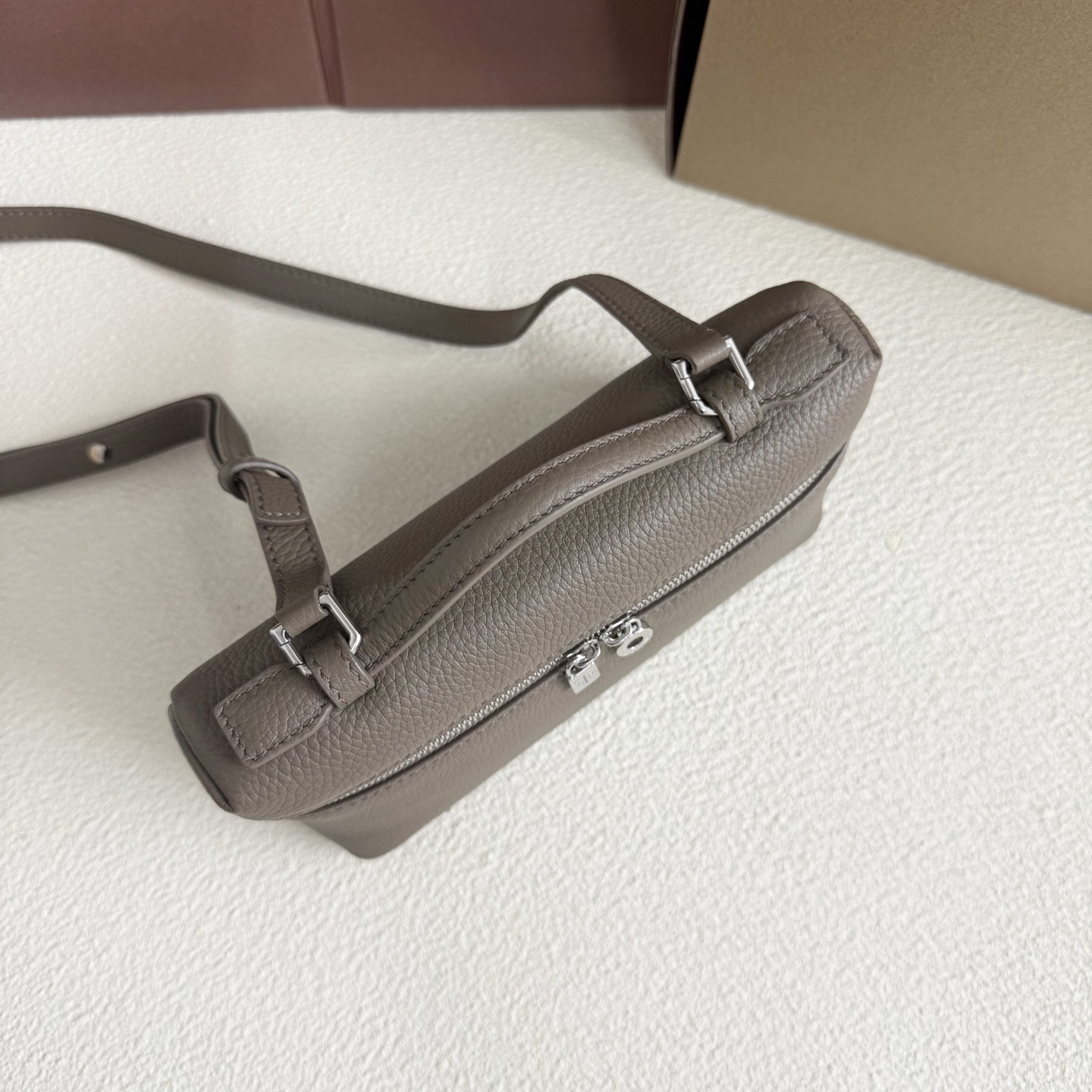L0r0 P1ana Extra Pocket L19 Grained Calfskin 11 x 19 x 6.5 cm
