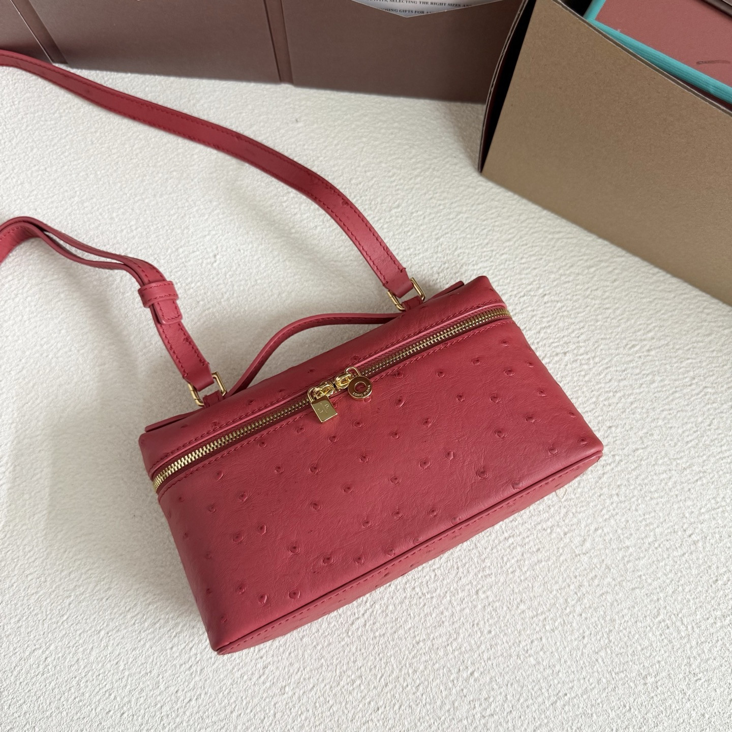 L0r0 P1ana Extra Pocket L19 Ostrich-grained Leather 11 x 19 x 6.5 cm