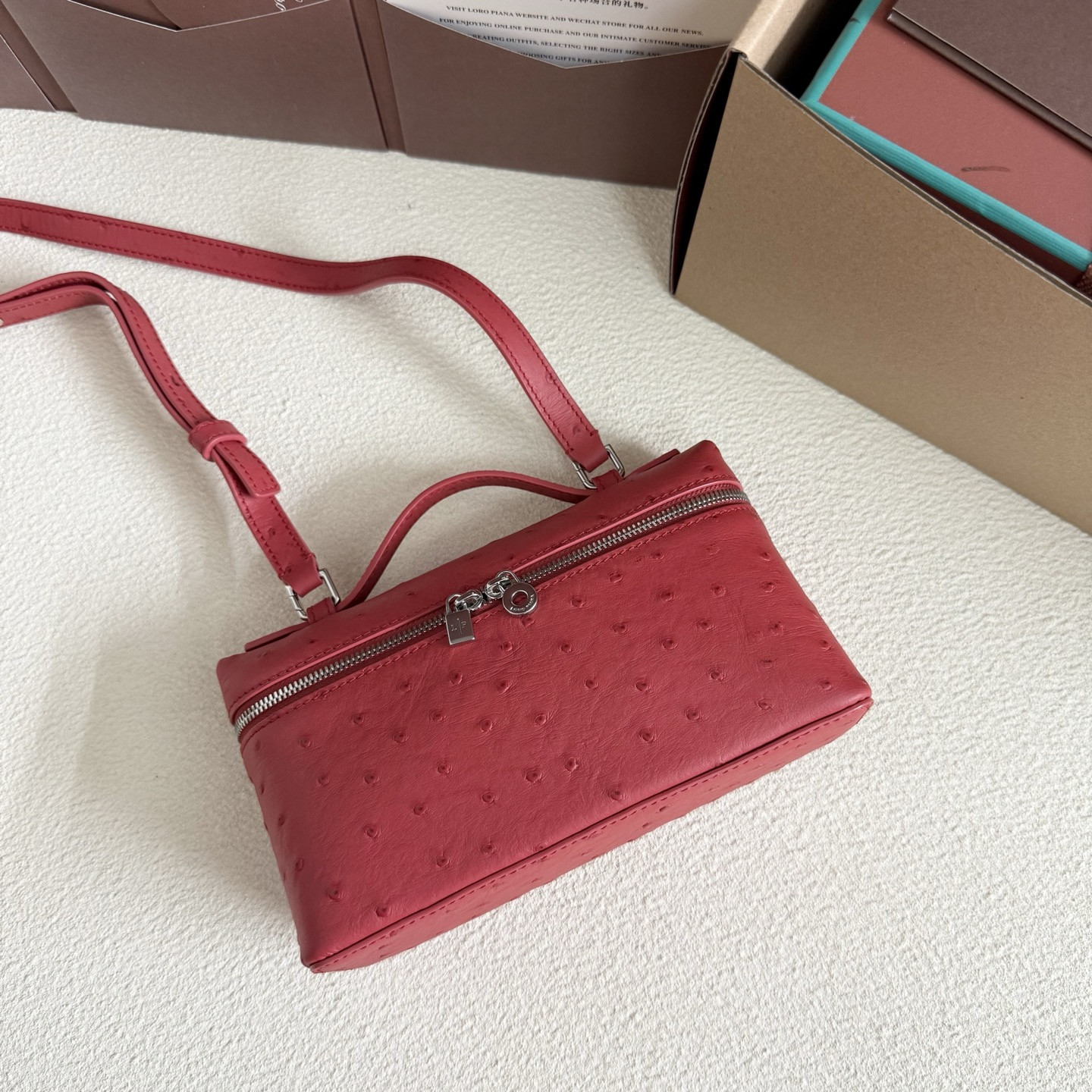 L0r0 P1ana Extra Pocket L19 Ostrich-grained Leather 11 x 19 x 6.5 cm