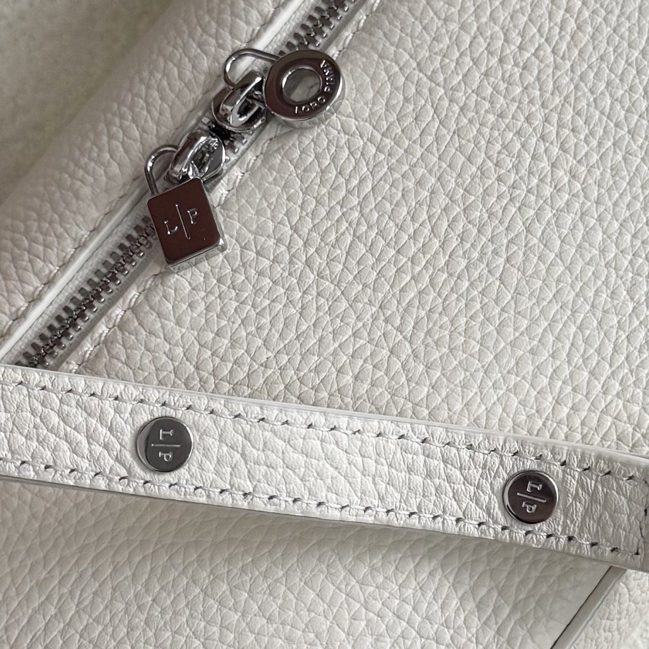 L0r0 P1ana Extra Pocket L19 Grained Calfskin 11 x 19 x 6.5 cm