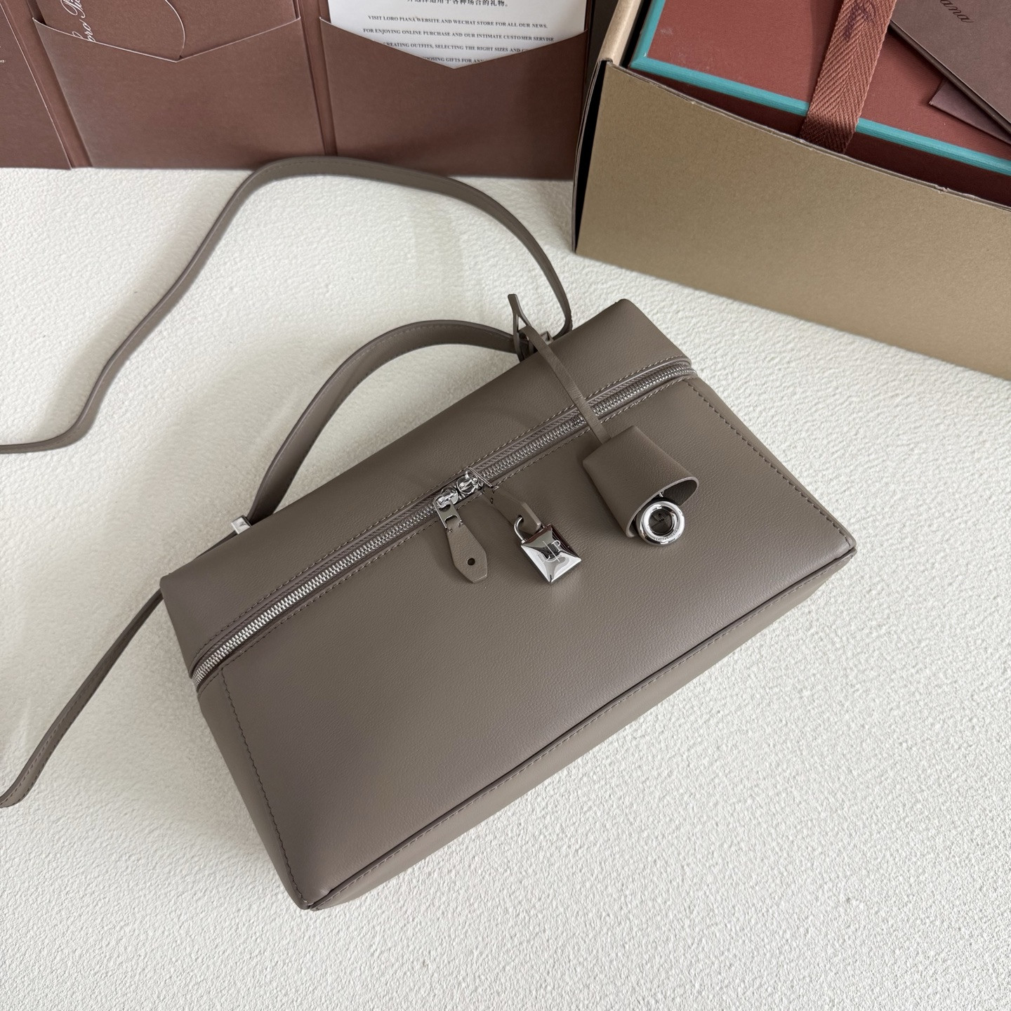 L0r0 P1ana Extra Pocket L27 Calfskin 16x27x10cm