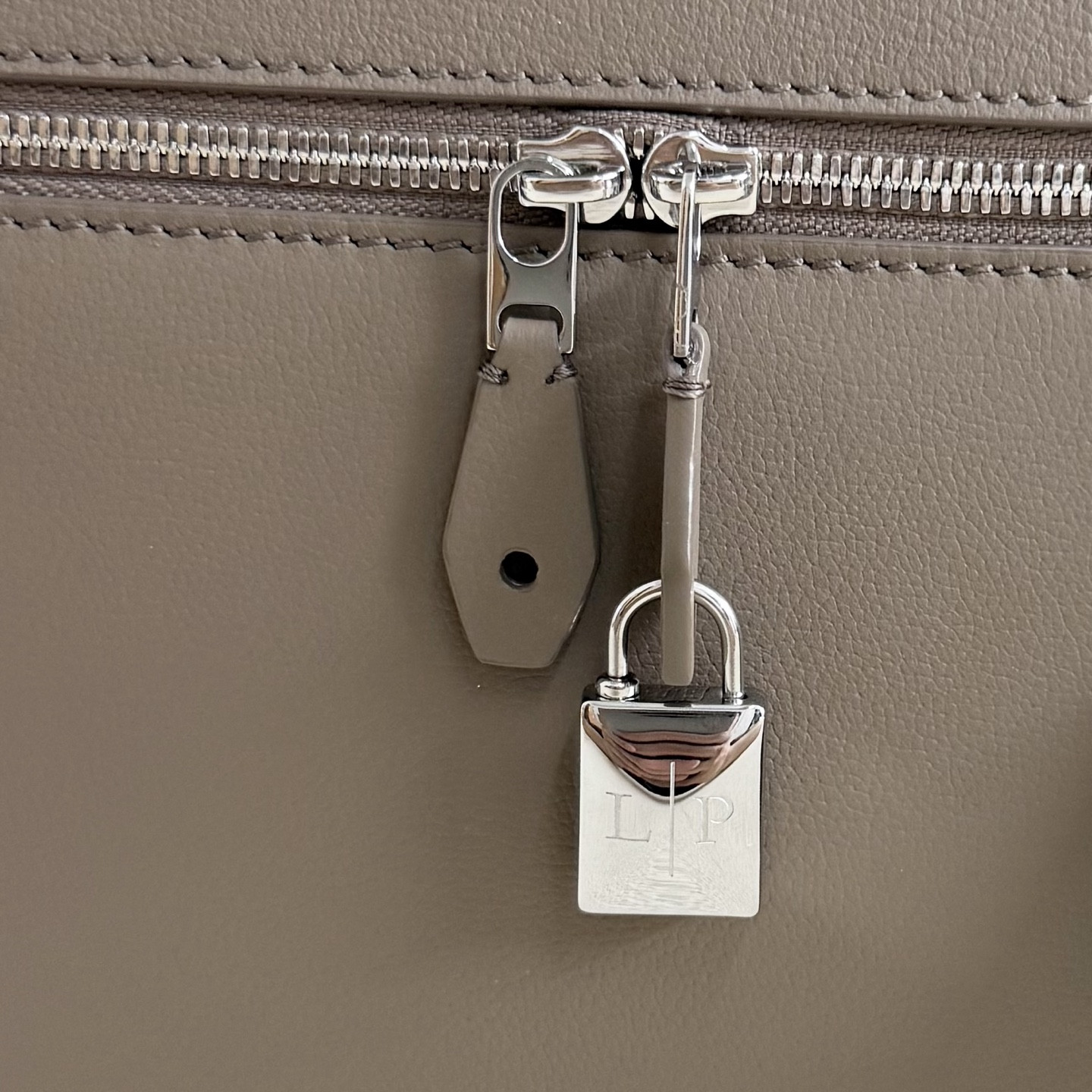 L0r0 P1ana Extra Pocket L27 Calfskin 16x27x10cm