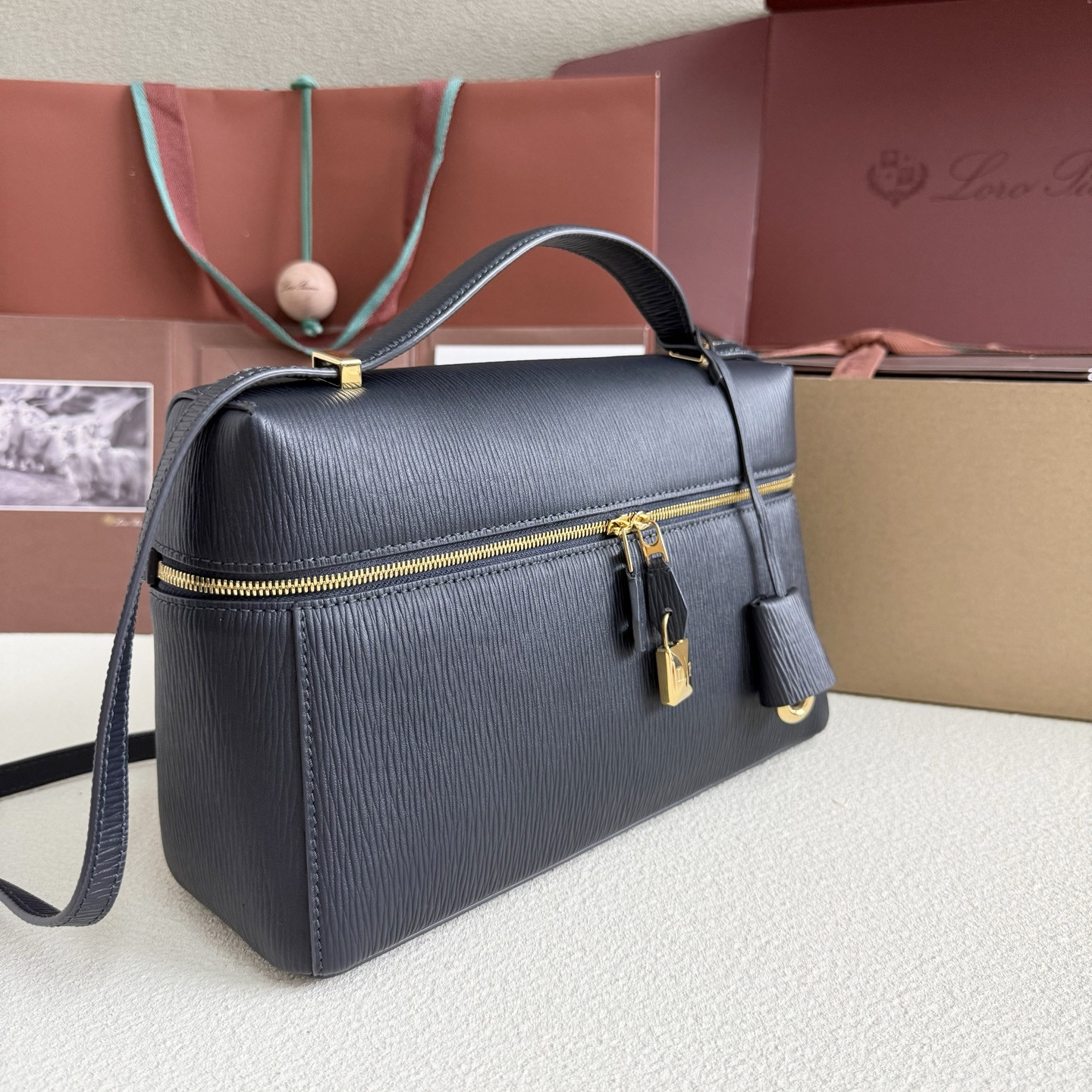 L0r0 P1ana Extra Pocket L27 Calfskin 16x27x10cm
