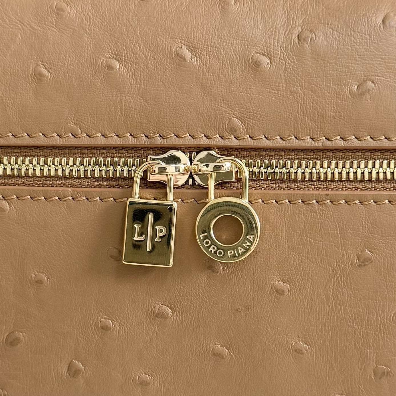 L0r0 P1ana Extra Pocket L27 Ostrich-grained Leather 16x27x10cm