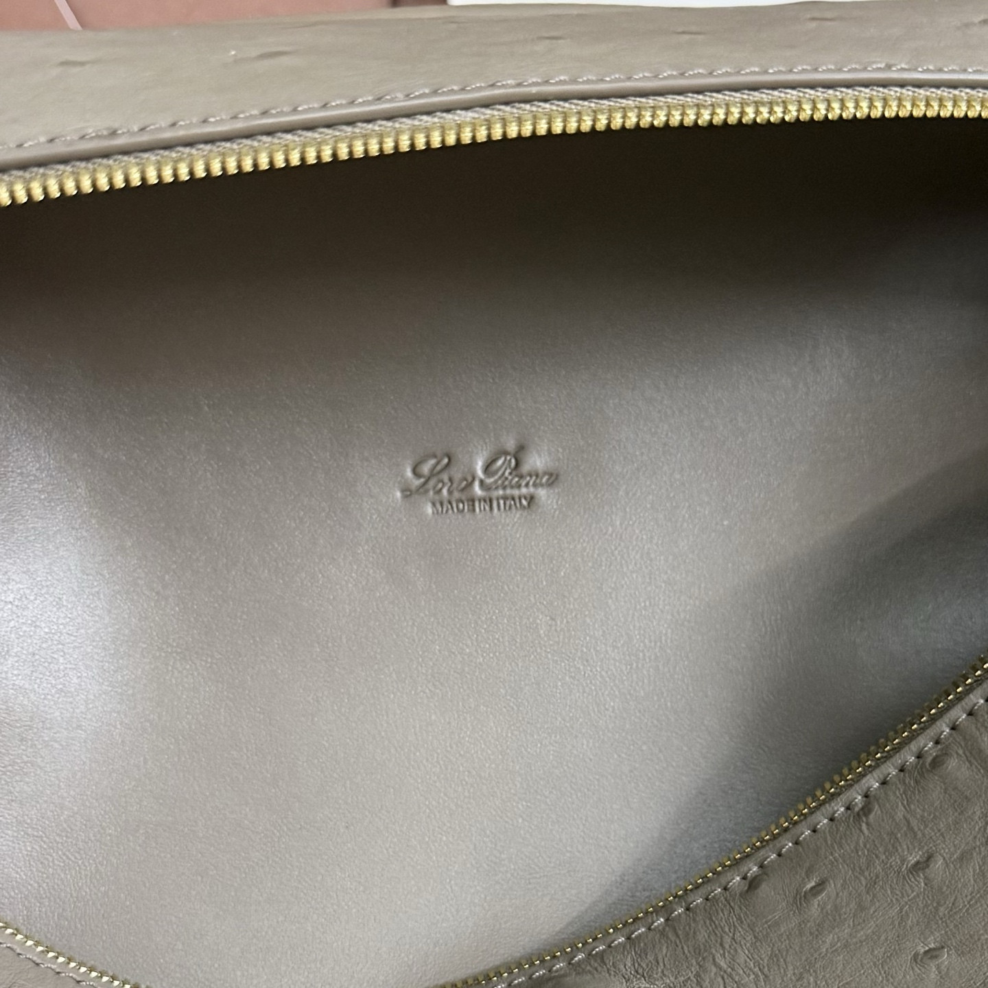 L0r0 P1ana Extra Pocket L27 Ostrich-grained Leather 16x27x10cm