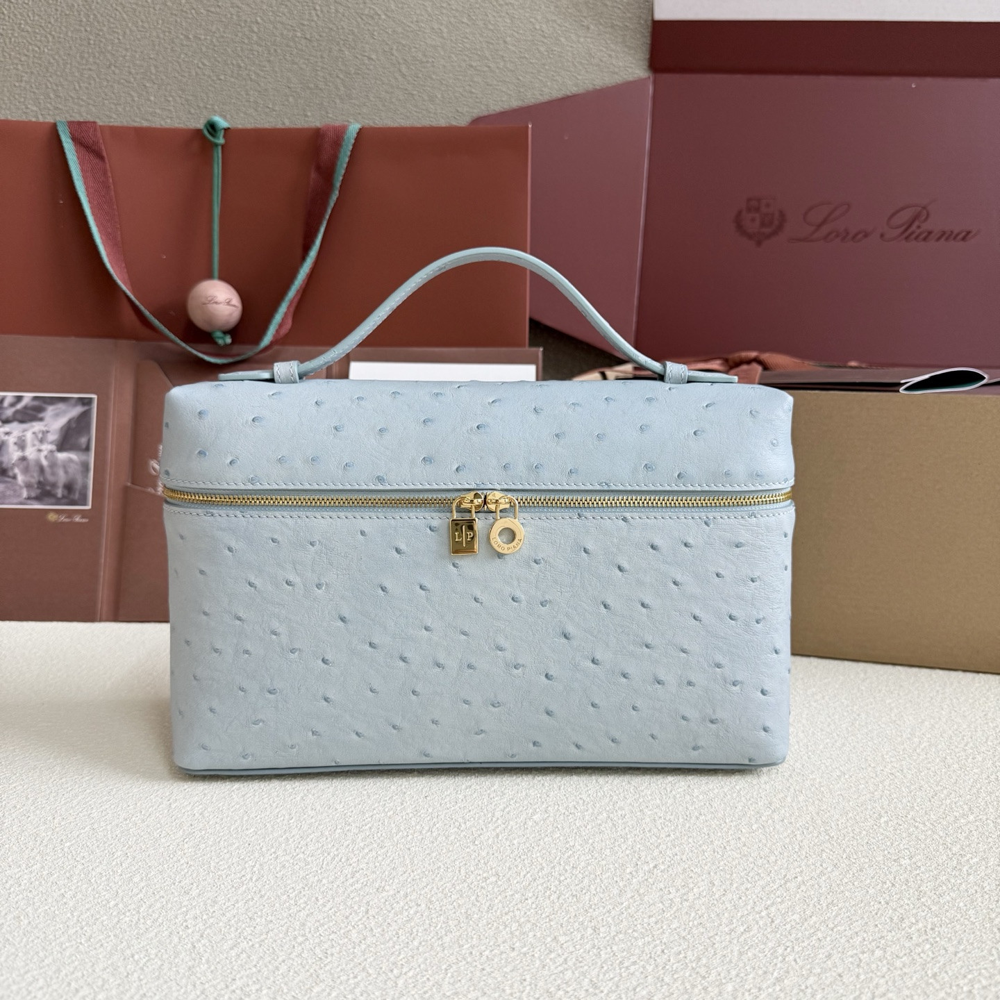 L0r0 P1ana Extra Pocket L27 Ostrich-grained Leather 16x27x10cm