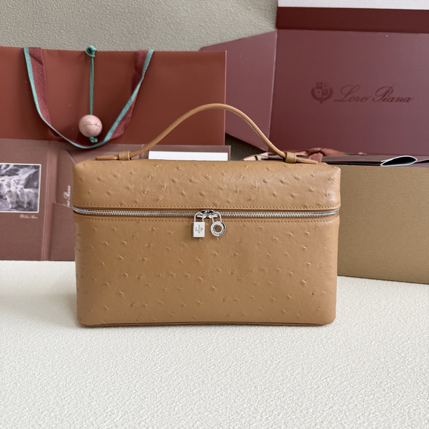 L0r0 P1ana Extra Pocket L27 Ostrich-grained Leather 16x27x10cm