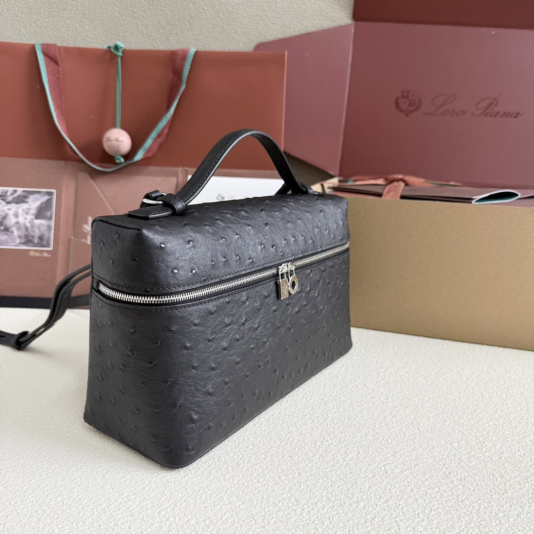 L0r0 P1ana Extra Pocket L27 Ostrich-grained Leather 16x27x10cm