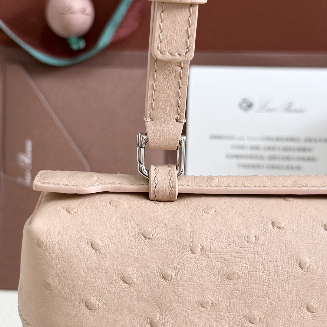 L0r0 P1ana Extra Pocket L27 Ostrich-grained Leather 16x27x10cm