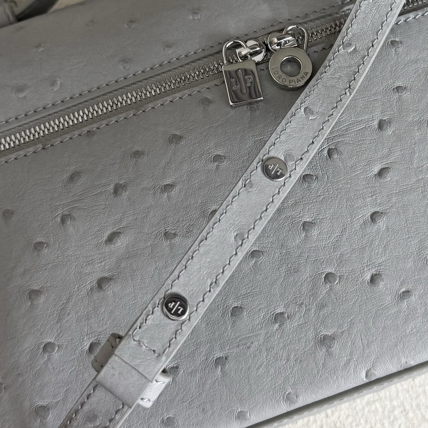L0r0 P1ana Extra Pocket L27 Ostrich-grained Leather 16x27x10cm