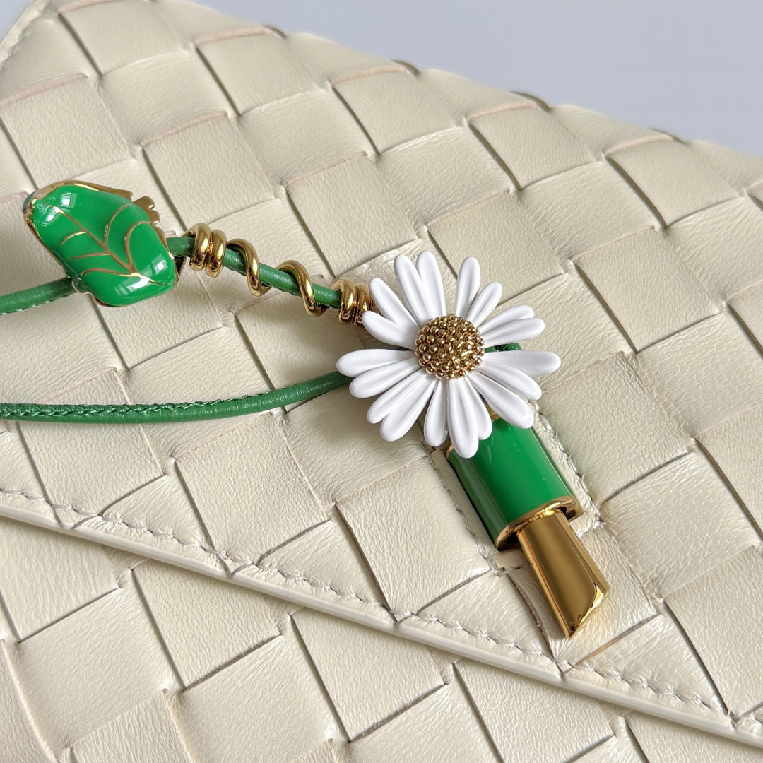 B0tt*ga Ven*ta Andiamo Daisy Pouch 12.6x19x2cm