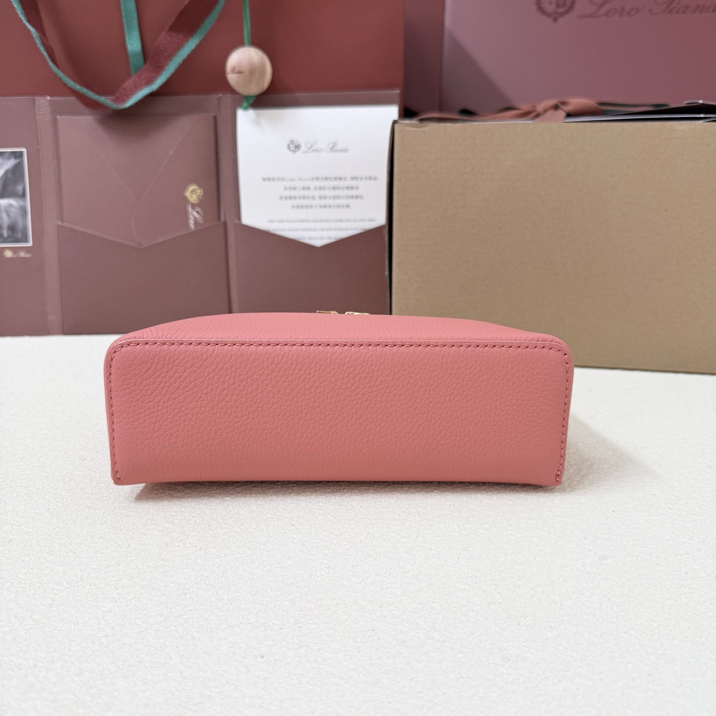 L0r0 P1ana Extra Pocket L19 Grained Calfskin 11 x 19 x 6.5 cm
