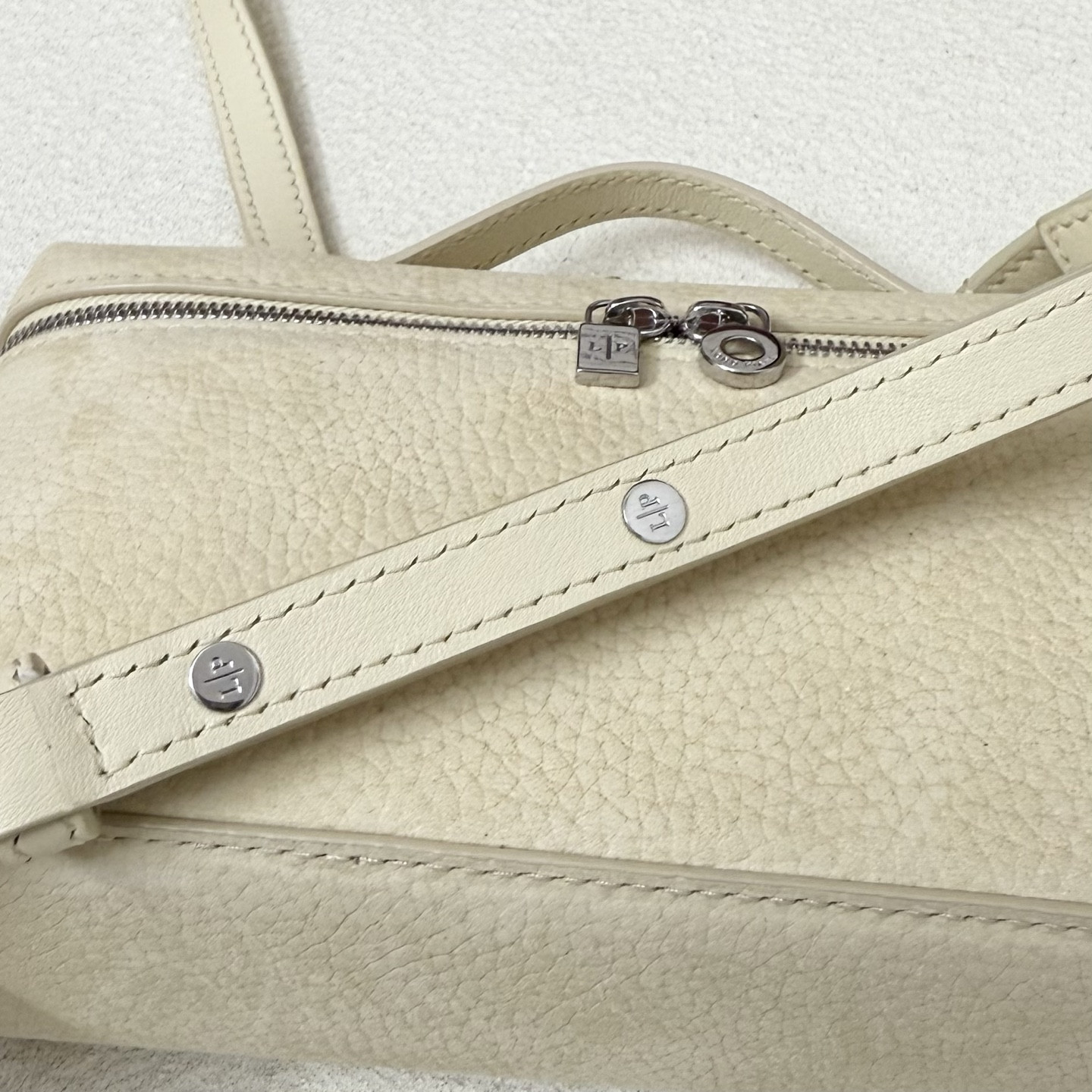 L0r0 P1ana Extra Pocket L19 Grained Calfskin 11 x 19 x 6.5 cm
