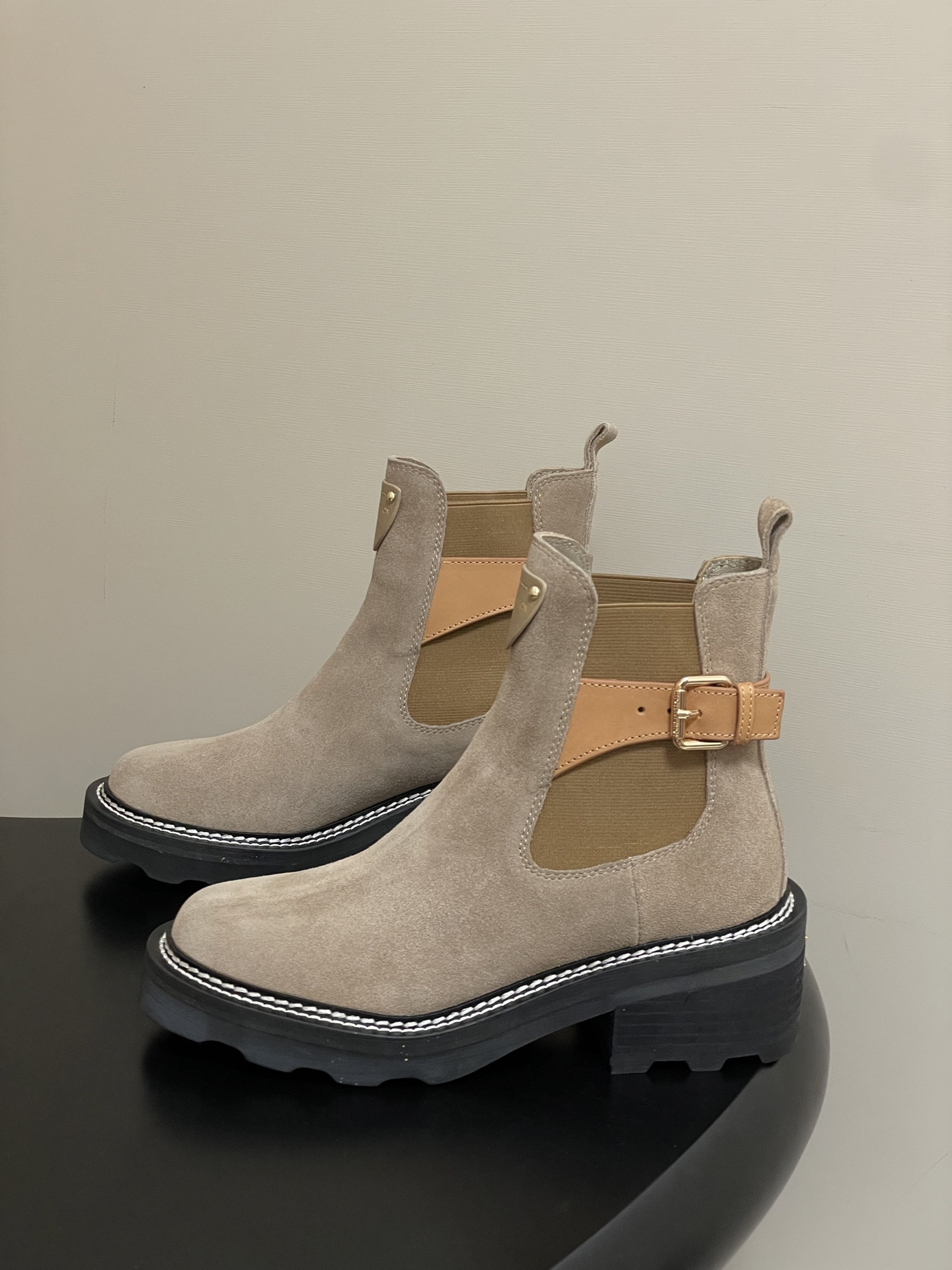 UA LV BEAUBOURG Ankle Boots