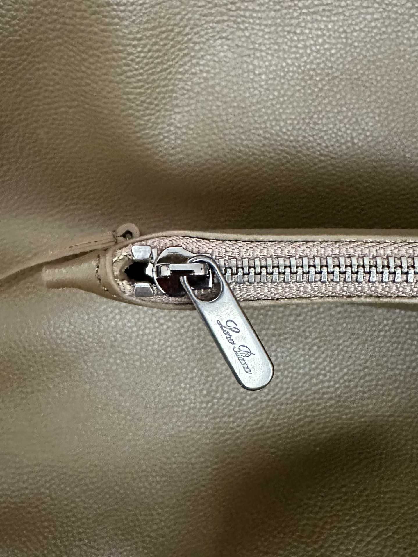 L0r0 P1ana Bale Hobo 40x32x27cm Handle length 22cm Without Box