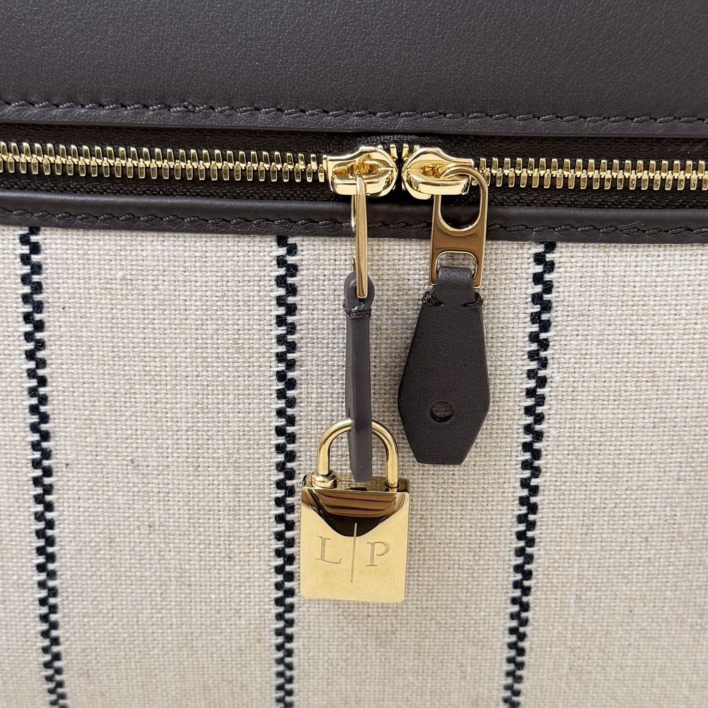 L0r0 P1ana Extra Pocket L27 16x27x10cm