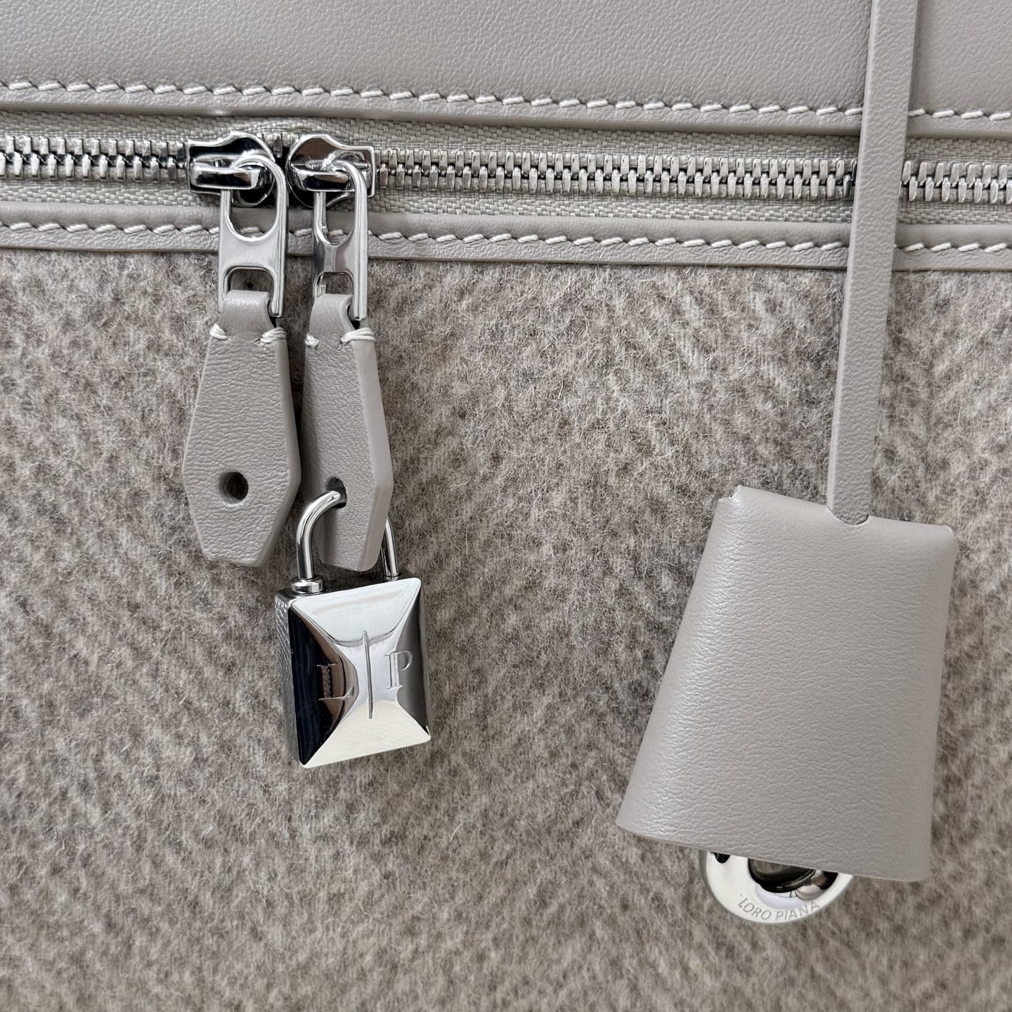 L0r0 P1ana Extra Pocket L27 16x27x10cm