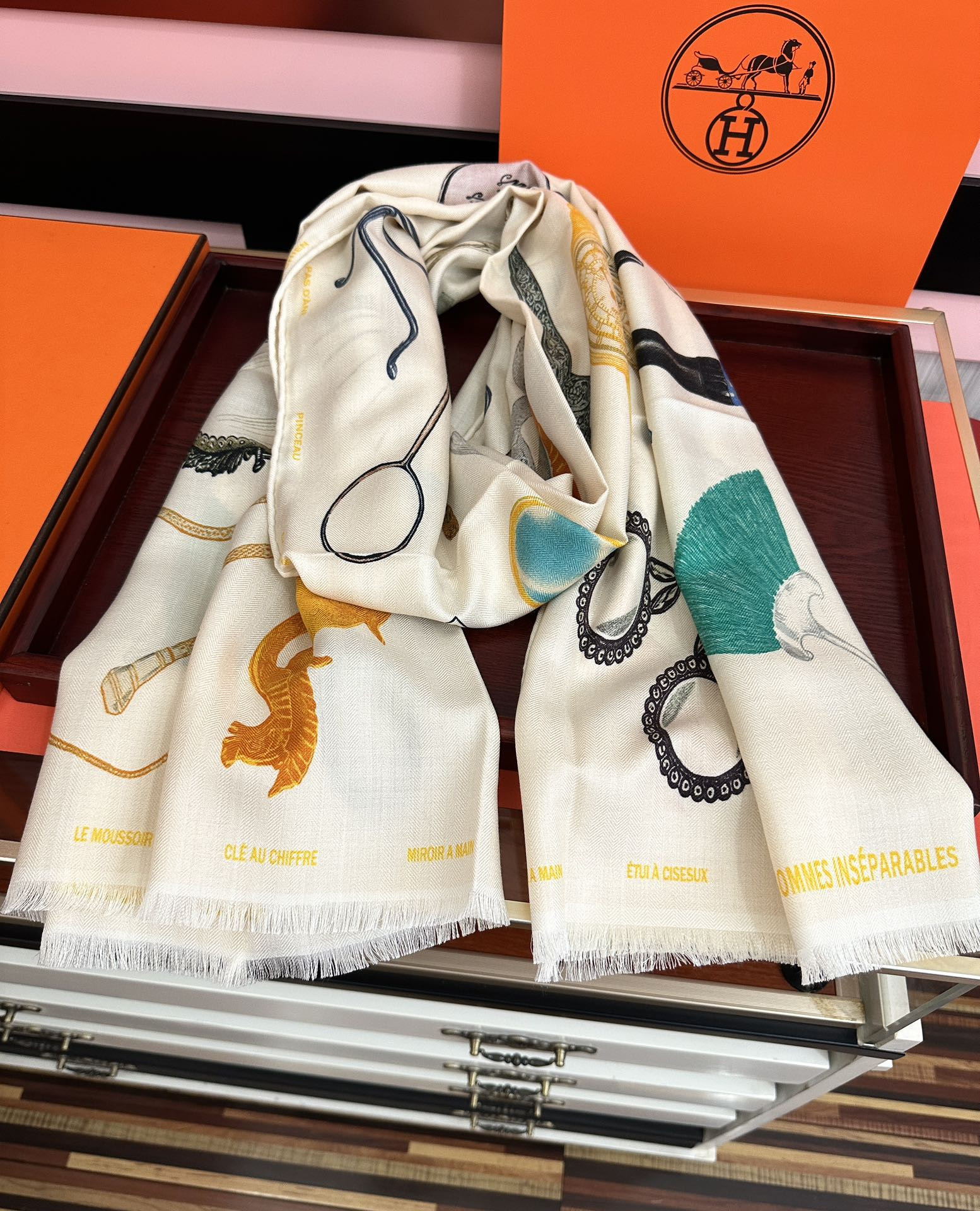 H**me5 scarf 65x185cm