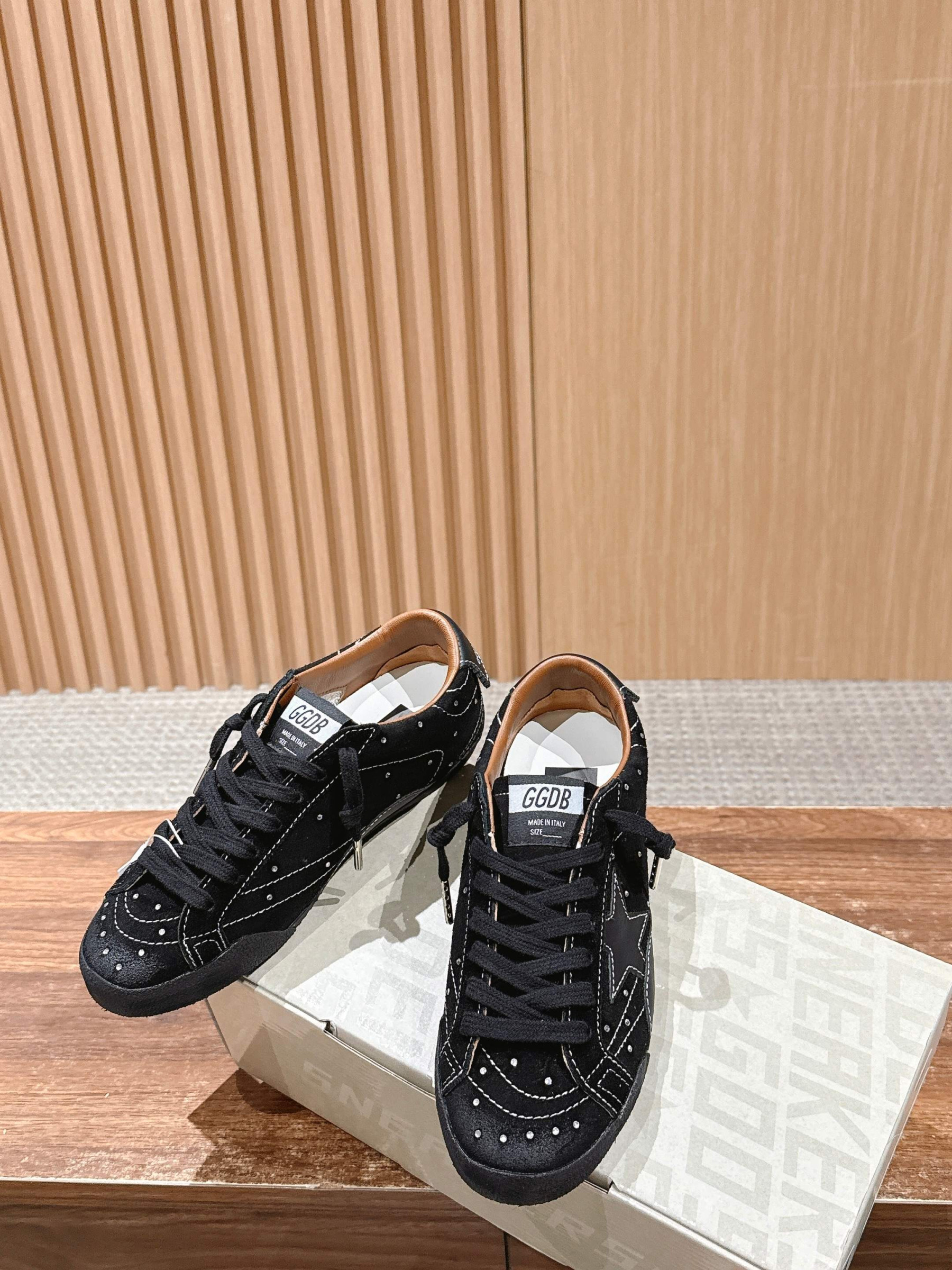 UA G01den G003e True-Star in Black Suede Sneaker