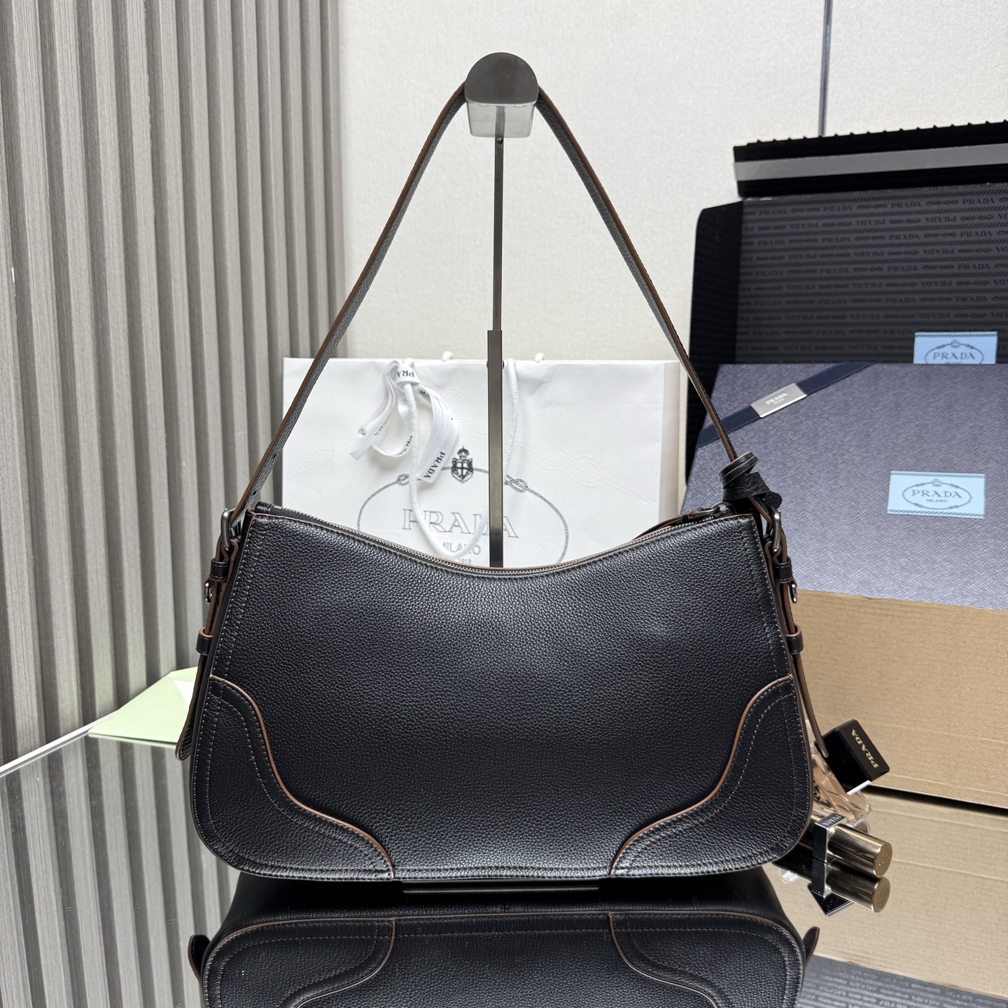 Pra*a Aimèe Large Leather Shoulder Bag 20x36x11cm