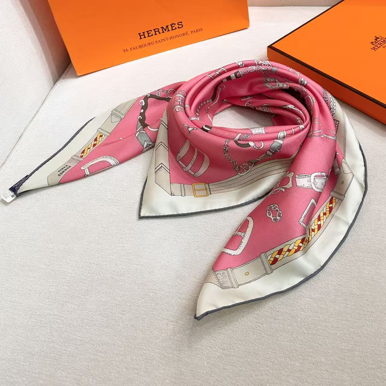 H**me5 scarf 88.5x88.5cm