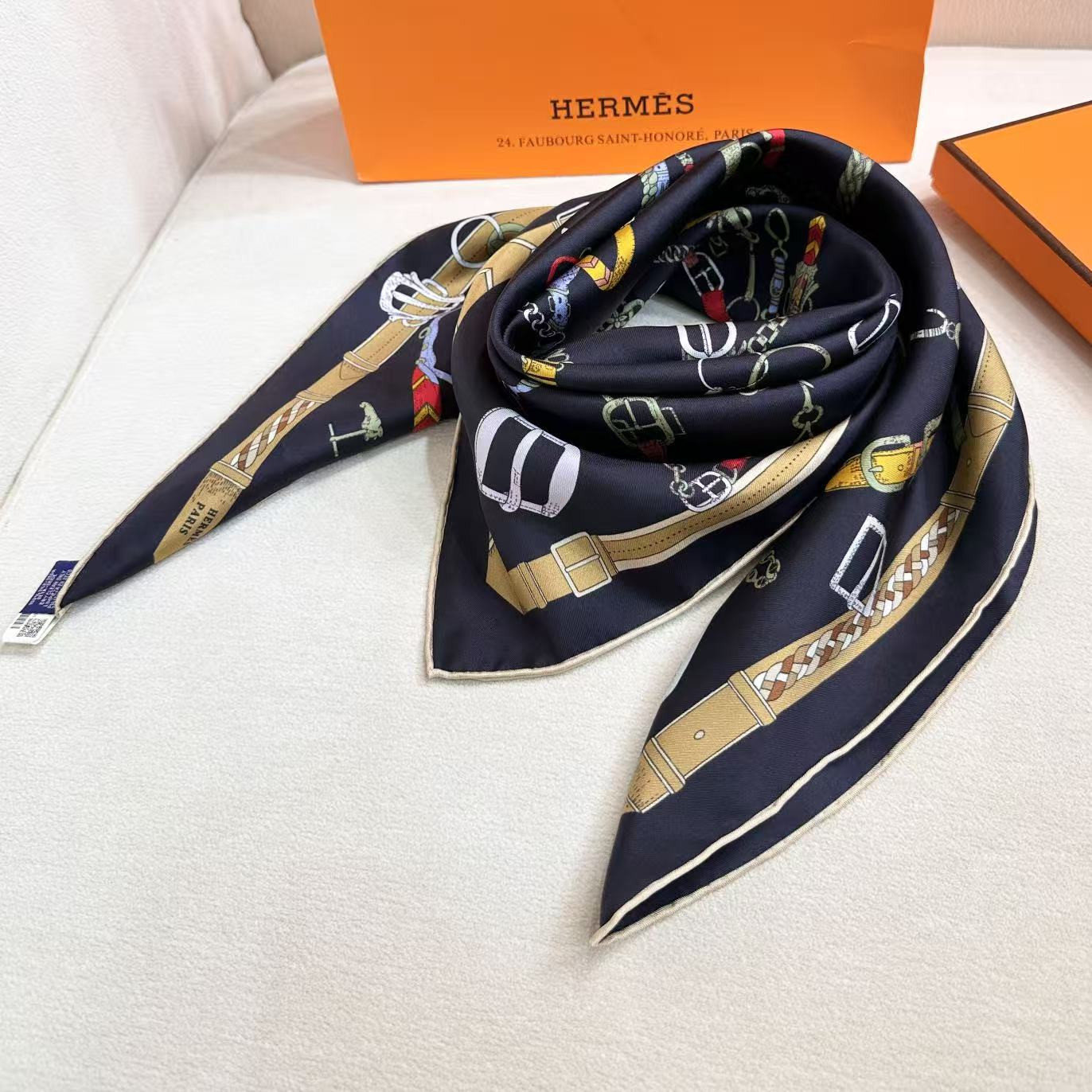 H**me5 scarf 88.5x88.5cm