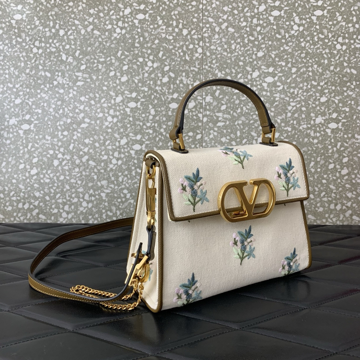Va1e*ntin0 Garavani Vsling Small Handbag 22x17x9cm